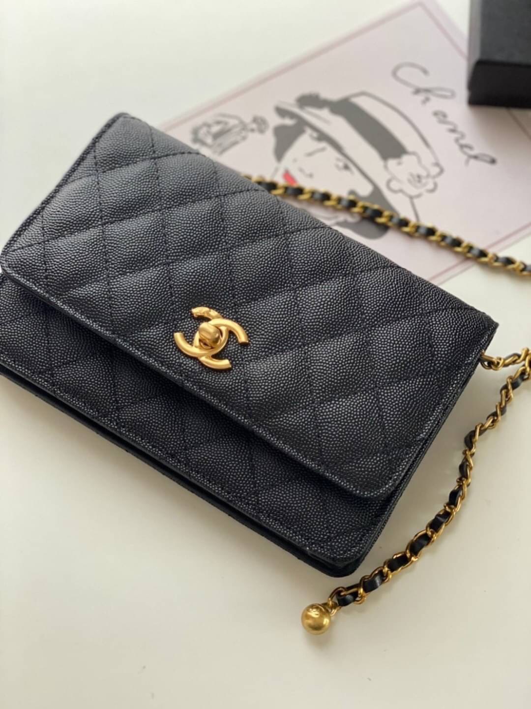 หนังแท้ VIP GIFT CHANEL classic shoulder crossbody bag วัสดุหนังเรียบเนียนสวยผู้ดีม๊ากกก งานอยู่ทรงคุณภาพดีตามแบบฉบับของแบรนด์ ขนาดกำลังดี น้ำหนักเบา ด้านหน้ามีโลโก้แบรนด์อะไหล่หรู มีช่องใส่บัตร ใส่ของจุกจิก เปิดปิดด้วยฝาปิดกระดุม งานตัวจริงสวยมากๆ ถูกใจร