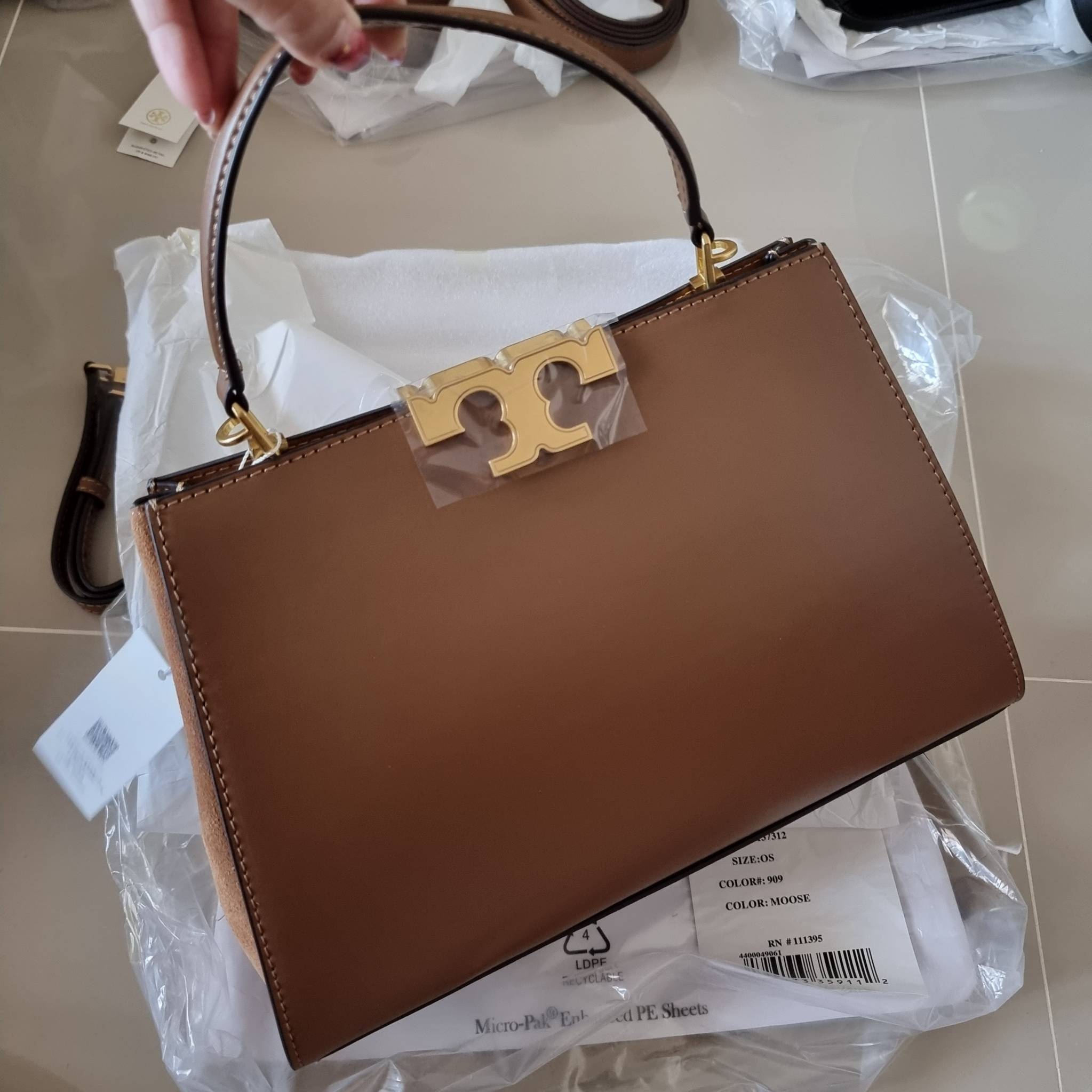 TORY BURCH ELEANOR SPAZZOLATO SATCHEL ใหม่และดูดีเกินต้าน กับกระเป๋าถือทรงสวย ใบใหญ่ ดีไซน์ผู้ดีเรียบหรู ถือขับผิวไปเลยทุกสี สวยคม มาพร้อมหูจับในตัว