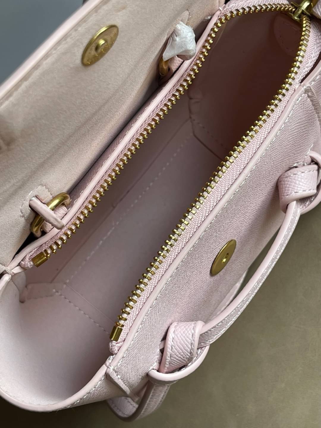 Celine Pico Belt Bag / Celine Belt Bag (ใบเล็ก) อีกหนึ่งคอลเลคชั่้นที่ได้รับความนิยมอย่างมาก บ่งบอกความเป็นตัวตนของแบรนด์ กลิ่นอายความคลาสสิก