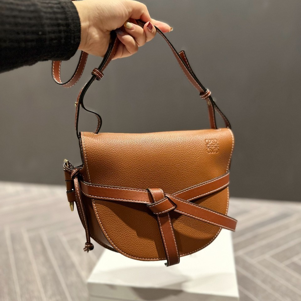 LOEWE gate dual bag / LOEWE CROSSBODY BAG VIP กระเป๋าถือหรือสะพาย Limited ทรงอานม้าสวยอยู่ทรง