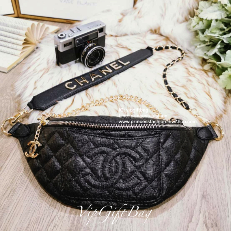 Chanel Waist Bag With Chain VIP Gift With Purchase (GWP) รุ่น Limited พรีเมี่ยม Chanel Perfume Counter กระเป๋าสะพาย คาดเอว หรือคาดอกรุ่นใหม่ล่าสุดวัสดุหนังคาเวียร์ลายตารางเปิดปิดด้วยซิปห้องอะไหล่แบรนด์ สะดวกใช้ ภายในมีโลโก้ ใส่มือถือ iphone ของจุกจิกได้ ร