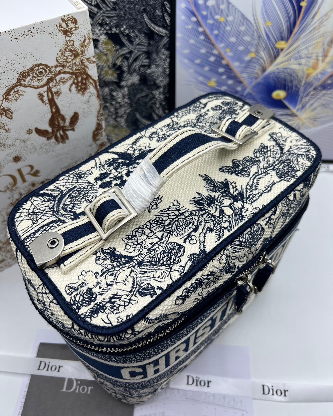 22cm Medium DiorTravel Vanity Case กระเป๋าใส่เครื่องสำอางใบกลาง จุของได้เยอะ มาพร้อมกับลวดลาย Oblique ปักอย่างประณีตและประดับด้วยสัญลักษณ์ Christian Dior Paris มาพร้อมสายสะพายและหูจับในตัว
