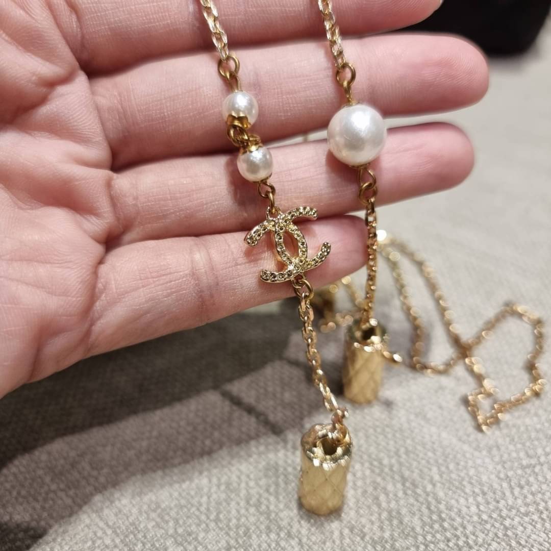 VIP 🥂 เซ็ทคือที่สุดของความคุ้ม EXCLUSIVE MIX ITEM!! CHANEL GIFT BOX SET กลับมาอีกครั้งกับไอเท็มสุดหรูชวนให้สะสม สุดยอดของรุ่นยอดฮิตพร้อมเสิร์ฟครบชุด สุดคุ้ม มาพร้อมกระเป๋าสะพายถึง 2 ใบ คอลเลคชั่นของมันต้องมี ทั้งตัวคลาสสิคและ vanity และสุดยอดของหา