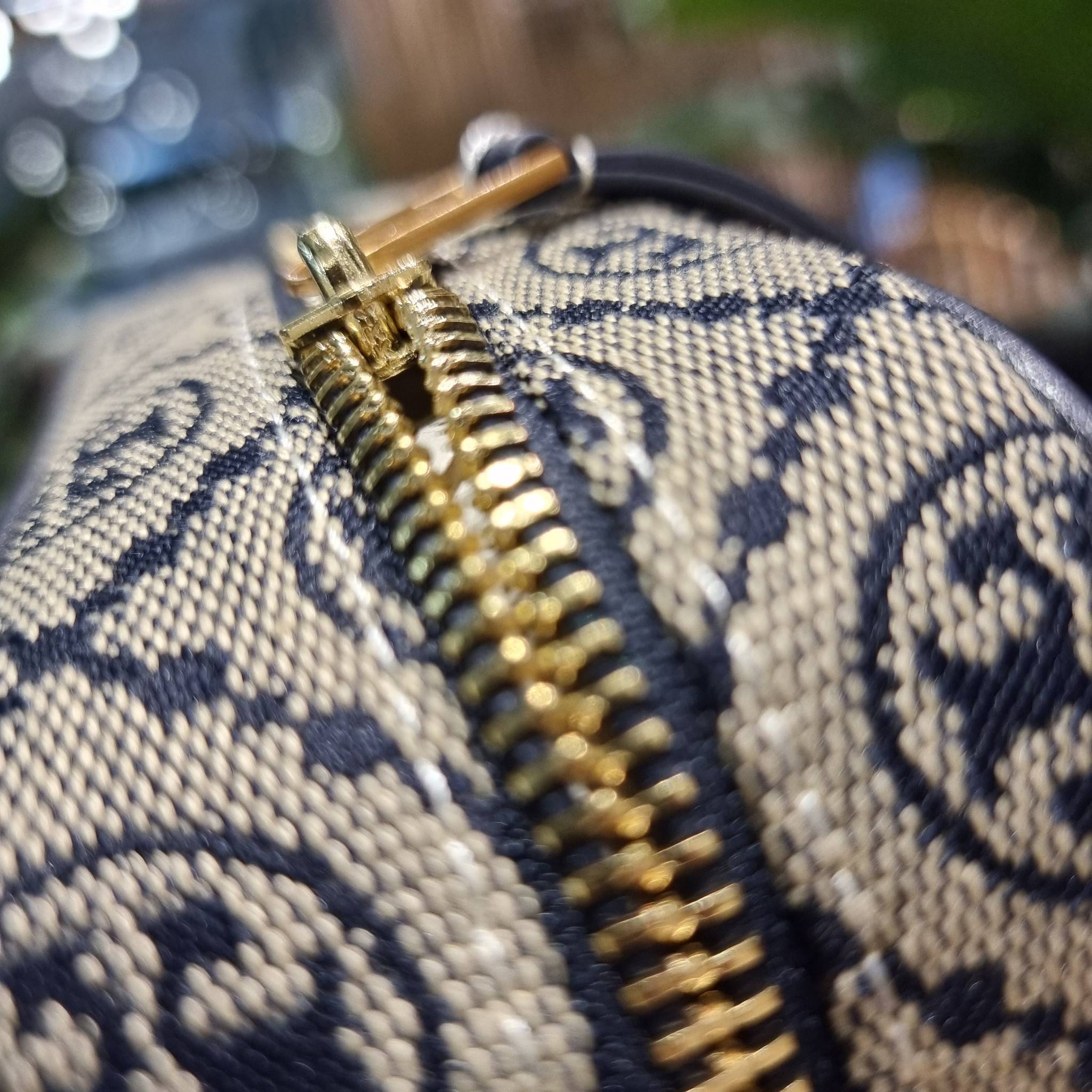 TORY BURCH T MONOGRAM JACQUARD MINI COSMETIC CASE ใหม่ล่าสุด กับกระเป๋าเอนกประสงค์ ที่ไม่ว่าจะไว้ใส่เครื่องสำอางค์ หรือจะไว้พกจำเป็นเช่น เงิน หรือกุญแจต่างๆ น้องใบนี้จัดให้ได้หมด สวยหรู ขนาดเหมาะมือ ถือแล้วขับผิว วัสดุผ้า jacquard รูดเปิด-ปิดด้วยซิป ภายใน