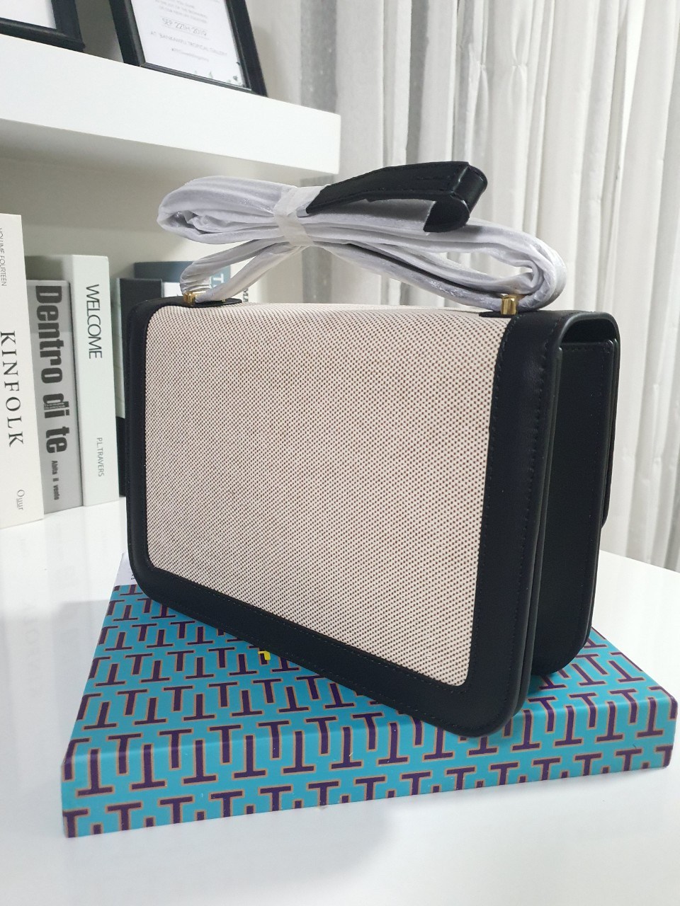 ของแท้ 💯% TORY BURCH ‘ELEANOR’ SHOULDER BAG กระเป๋าสะพายข้าง ไซส์กำลังน่ารัก วัสดุทำจากผ้าCanvas สลับหนังแท้ ฝาพับเปิดปิดด้วยแผ่นแม่เหล็ก มีช่องเล็กแยกอีกหลายช่อง ใส่โทรศัพท์ สมุดบัญชีได้