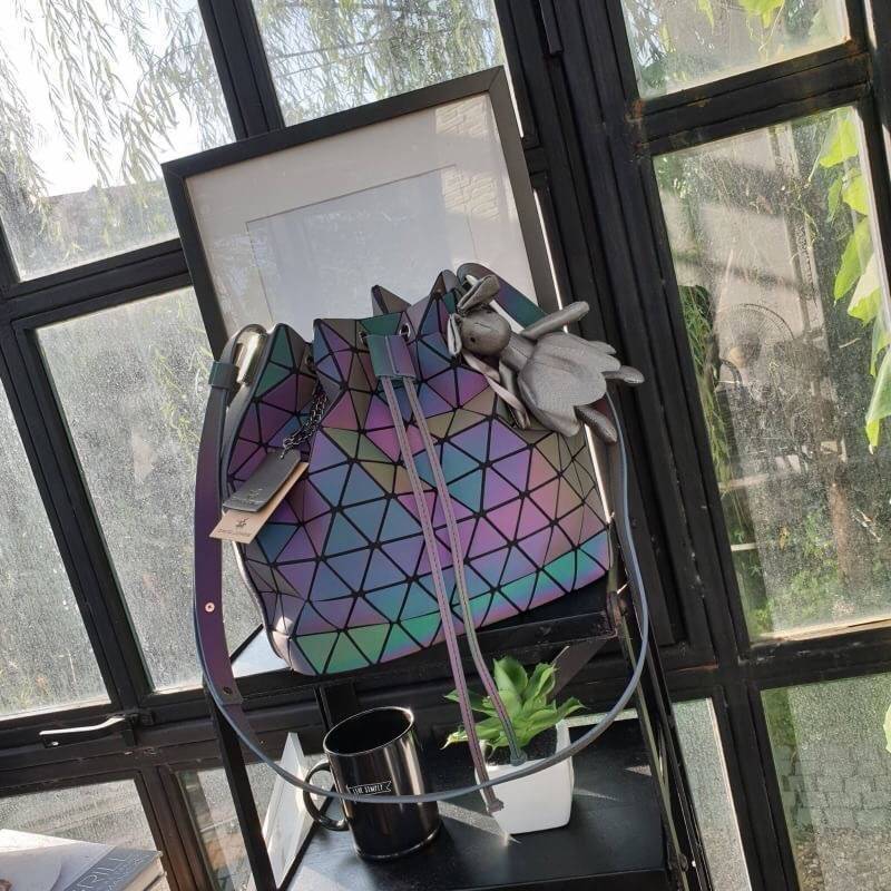 มาใหม่ ทรง Bucket สี Limited edition 🌈🌈 Rainbow color ( สีจะปรับเข้มอ่อนตามความสว่างของแสงค่ะ ) • สว่างมากจะเป็นสี Rainbow สว่างน้อยจะเป็นสีเทาเข้มค่ะ •กระเป๋าทรงสุดฮิตจากแบรนด์ David Jones ใบนี้ มาพร้อมกับน้องกระต่ายสีเข้า set กับกระเป๋าค