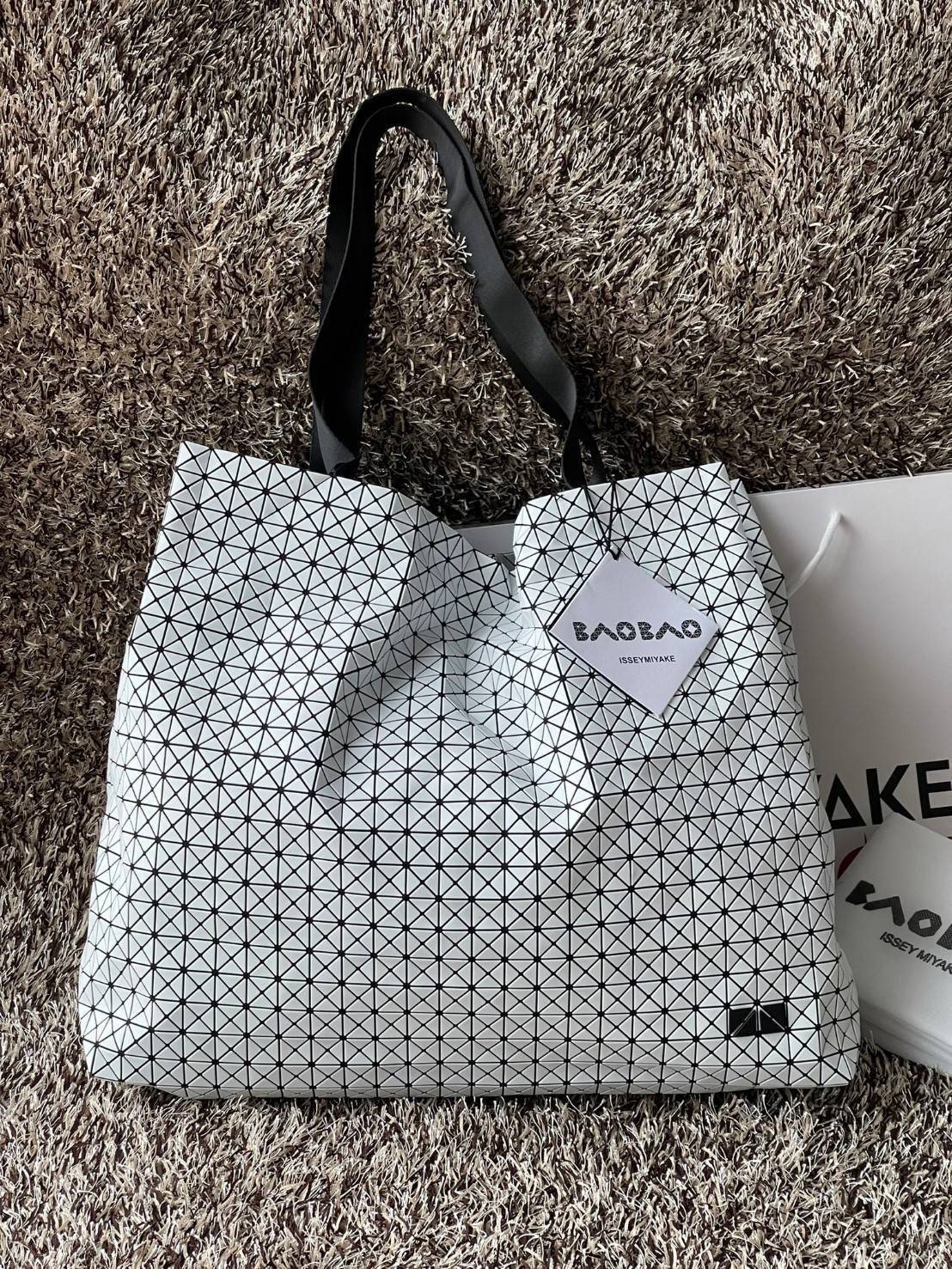ORI 🥂 Baobao Issey Miyake Cart geometric tote bag / Miyake Cart Tote Bag รูปทรงที่สร้างขึ้นโดยบังเอิญ' เสื้อผ้าที่มีโครงสร้างและได้รับการออกแบบทางวิศวกรรมอันเป็นเอกลักษณ์ของแบรนด์ ส่งต่อไปยังเครื่องประดับที่น่าประทับใจและไร้กาลเวลาเหล่านี้ กร