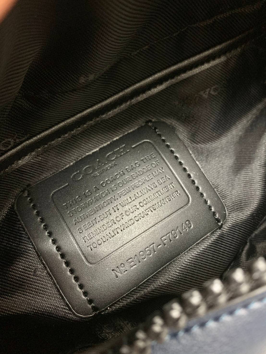 หนุ่มหล่อ//สาวหล่อ ทางนี้จ้าา สวยไม่แพ้คาดอกรุ่นอื่นๆเลยค่าา! COACH WARREN BELT BAG ใบใหญ่คะ! ((79149)) พร้อมส่ง นานๆทีจะมีสีนี้เข้ามาค่ะ! กระเป๋าคาดอกด้านหน้า//คาดไปทางด้านหลัง//หรือคาดเอวได้ ตามแต่ความถนัดได้เลยนะคะ หนังแท้ นิ่มสวย มีช่องซิปหลักให้2ช่อง