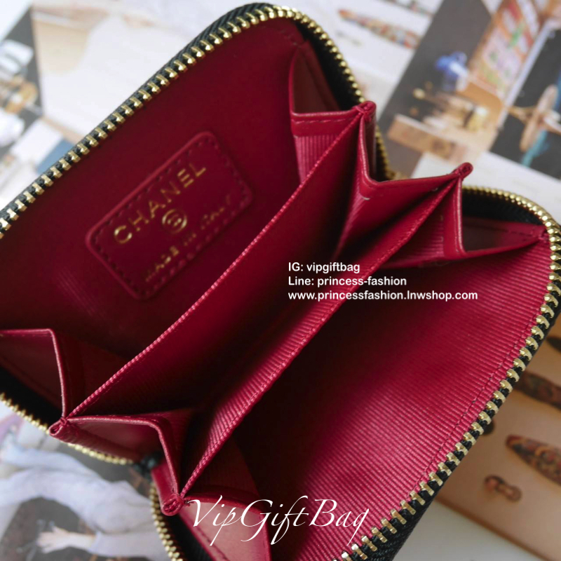 พร้อมส่งที่ไทยแล้วค่ะ♡♡ กับ กระเป๋าสตางค์ใบสั้น แนะนำรุ่นนี้คะ งานพรีเมี่ยมกิ้ฟท์จากเค้าเตอร์ต่างประเทศ **ทรงมินิน่ารักกก หนังสัมผัสลายด้าน จากแบรนด์ CHANEL (GWP) ด้านหน้ามีโลโก้แบรนด์ CC สีทองหรู **อะไหล่สีทองทั้งใบ เปิดปิดด้วยซิปมีที่จับหน