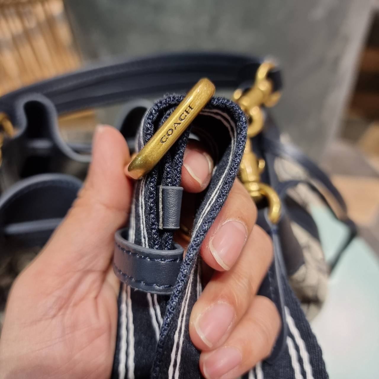 COACH C3853 FIELD BUCKET BAG IN SIGNATURE JACQUARD กระเป๋าสะพายทรงบัคเก็ต รุ่นใหม่ล่าสุด ดีไซน์ลายซิกเนเจอร์บนผ้า jacquard สวยคม เป็นเอกลักษณ์ไม่ซ้ำใคร มาพร้อมสายสะพายผ้าสปอร์ต และสายสั้นสำหรับคล้องแขนได้ สามารถรูดปิดปากกระเป๋าด้วยหนังรอบใบ เพิ่มดีเทลให้ต