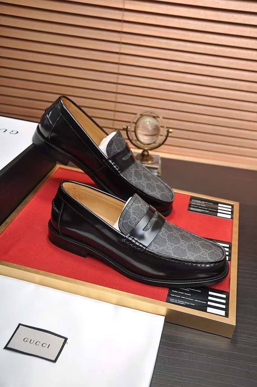 GUCCI Loafers for Men เกรดออริจินอล รองเท้าโลฟเฟอร์กุชชี่ ให้ลุคดูภูมิฐาน หรูหรา เข้ากับทุกชุด ทุกโอกาส วัสดุหนังแท้และแคนวาสอย่างดี ใส่สบาย ไม่กัดเท้า บล็อคมาตรฐาน 1:1 เป็นรองเท้าที่คุณผู้ชายควรมีติดตู้ภาพถ่ายจากงานขายจริง ใช้งานต่างประเทศได้