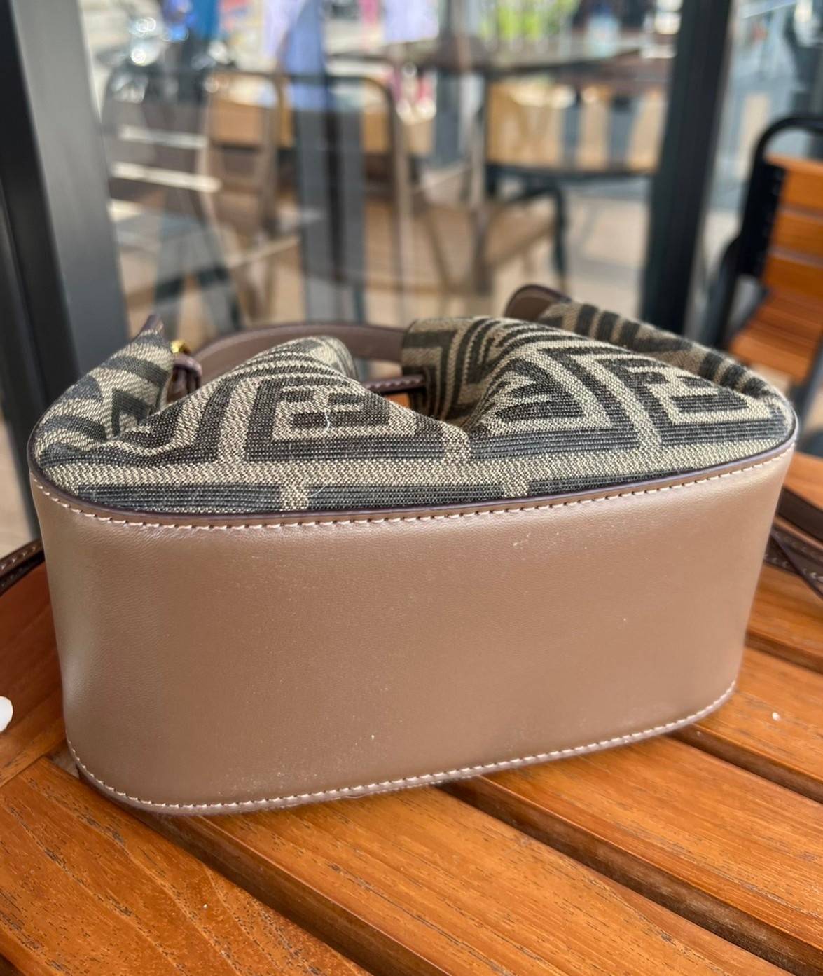 Fendi Pomodorino Brown FF Fabric Mini Bag กระเป๋าถือหรือสะพายไหล่ วัสดุผ้าโพลีเอสเตอร์ ลายแบรนด์ ผสมหนังวัวแท้ เปิดปิดด้วยเชือกรูด ทรงน่ารัก กะทัดรัด น้ำหนักเบา ใส่โทรศัพท์ i-phone+ ได้ สวยหรูลูกคุณหนูที่สุดเลยค่าใบนี้