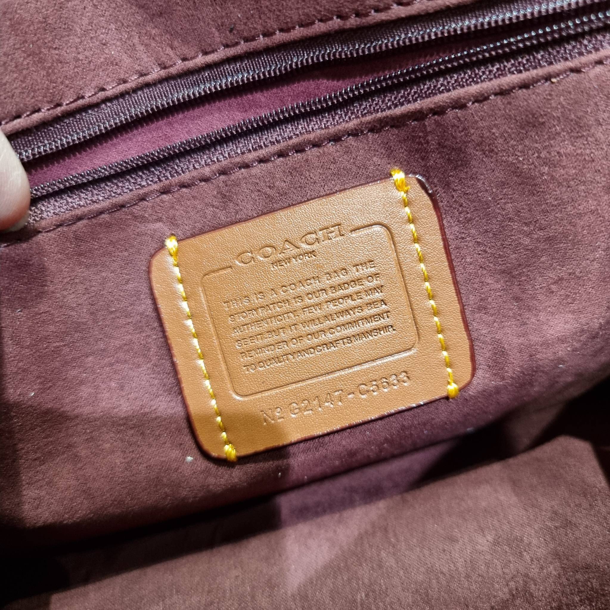 COACH C5633 BRYNN FLAP CROSSBODY IN SIGNATURE CANVAS แซ่บที่สุด ใหม่ที่สุด!! คอลเลคชั่นใหม่!! มองยังไงก็หลงรักละสายตาไม่ไหว กระเป๋าสะพายข้างลุคไฮน์ ที่ดีไซน์ออกมาได้ปัง และดูแพงมากๆ ด้วยดีเทลคลาสสิค รูปทรงใช้งานง่าย เรียบๆแต่มีดีเทล วัสดุหนังแคนวาสสลับหนั