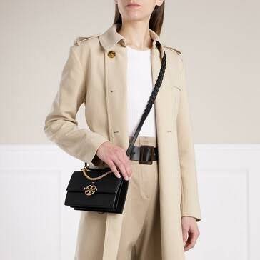 Tory burch miller mini bag หนึ่งในแบรนด์เนมยอดฮิตระดับโลกที่สายแฟชั่นตัวจริงต้องมีสักใบในตู้ เพราะเป็นแบรนด์ที่เหล่าบรรดาเซเลปและดาราใช้กันเยอะมาก รุ่นก็เป็นอีกหนึ่งใบที่คุ้มค่าคุ้มราคามากค่ะ ด้วยดีไซน์กึ่งทางการ กึ่งลำลอง จึงใช้งานได้หลายโอกาส แม้จะมีขนา