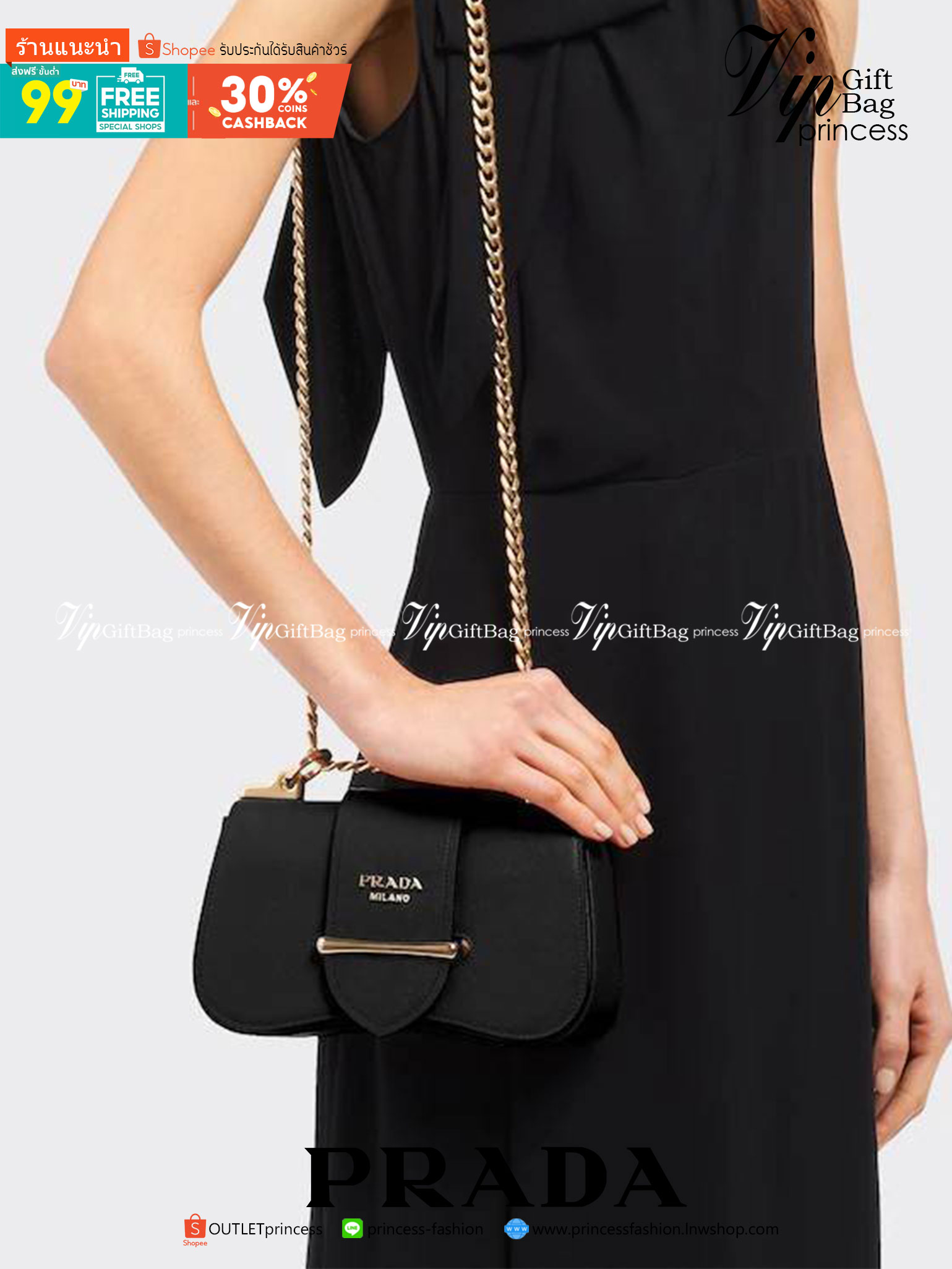 PRADA FRAGRANCE SHOULDER BAG WITH GWP ไอเท็มสุดโปรดที่ควรค่าแก่การครอบครองและเก็บสะสม กระเป๋าสะพายไหล่ สวยคม สีดำคลาสสิคตัดกับอะไหล่ทองเป็นอย่างดี วัสดุหนังแท้เต็มใบ เปิดปิดด้วยแถบหนังสอดในช่อง ใช้งานสะดวก พกพาง่าย ขนาดกำลังสวย สายสะพายในตัว สะพายได้หลากห