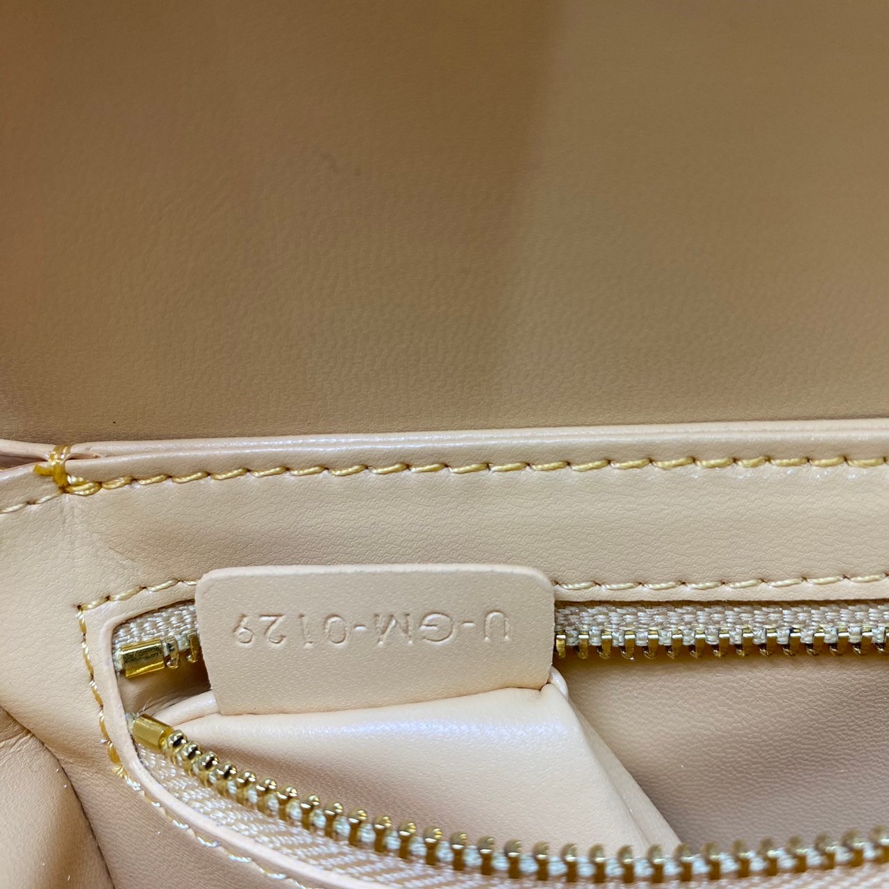 TEEN 18cm : CELINE TEEN TRIOMPHE BAG IN SHINY CALFSKIN / Celine Triomphe Bag / Celine Bag พร้อมส่ง 7 สี เกรดออริ 1:1 กระเป๋าแบรนด์หรูที่ควรมีแห่งปี รูปทรงสี่เหลี่ยมรุ่นฮอตฮิตของเหล่าดาราและเซเลบทั้งหลาย ดีไซต์เรียบหรู