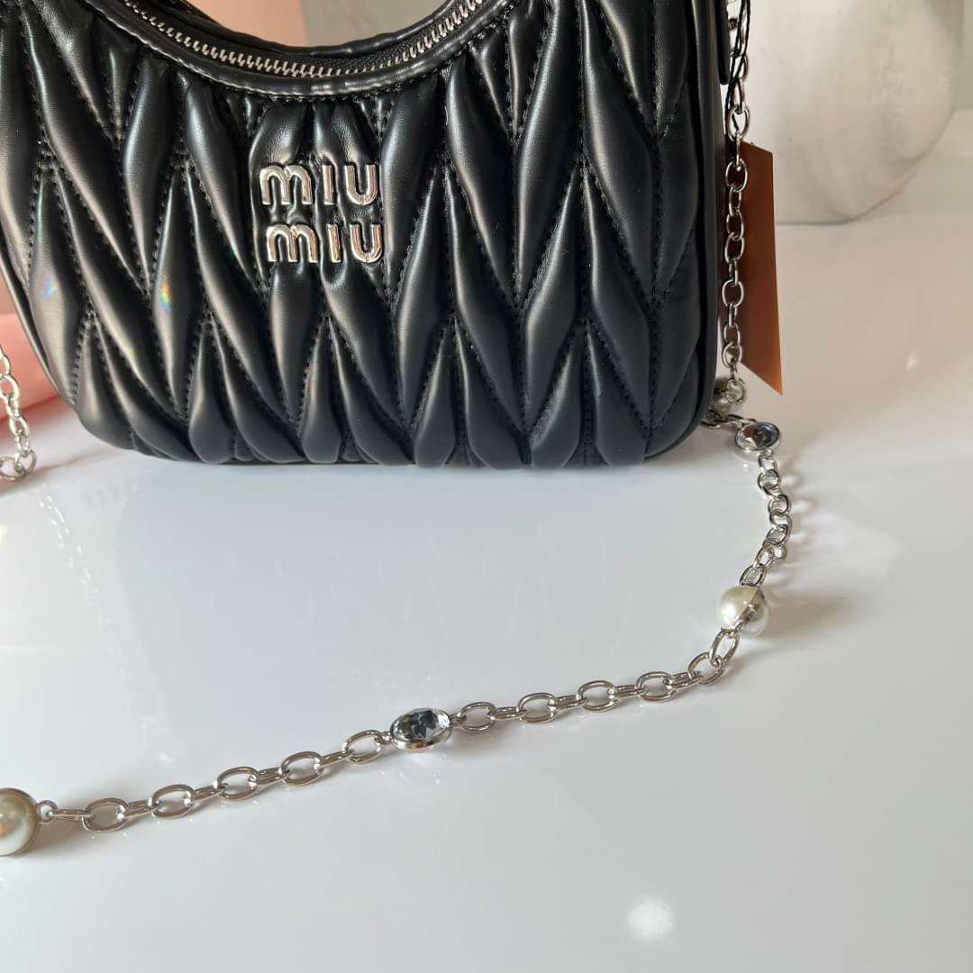MIU MIU matelasse nappa leather shoulder bag กระเป๋าสะพายข้าง สายสะพายประดับไข่มุกและคริสตัล ให้ความละมุม ลุคคุณหนูน่ารักสุดๆคะ
