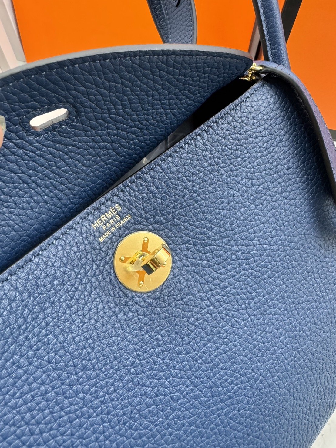 พร้อมส่ง 15 สี HERMES Lindy 26 bag กระเป๋าทรงโท้ทหนังสวยอย่างดี เอกลักษณ์ของความเรียบหรูไฮคลาสอย่างสมบูรณ์แบบ เกรดออริ สลับแท้ งานสวยตามรูป ใช้งานต่างประเทศได้