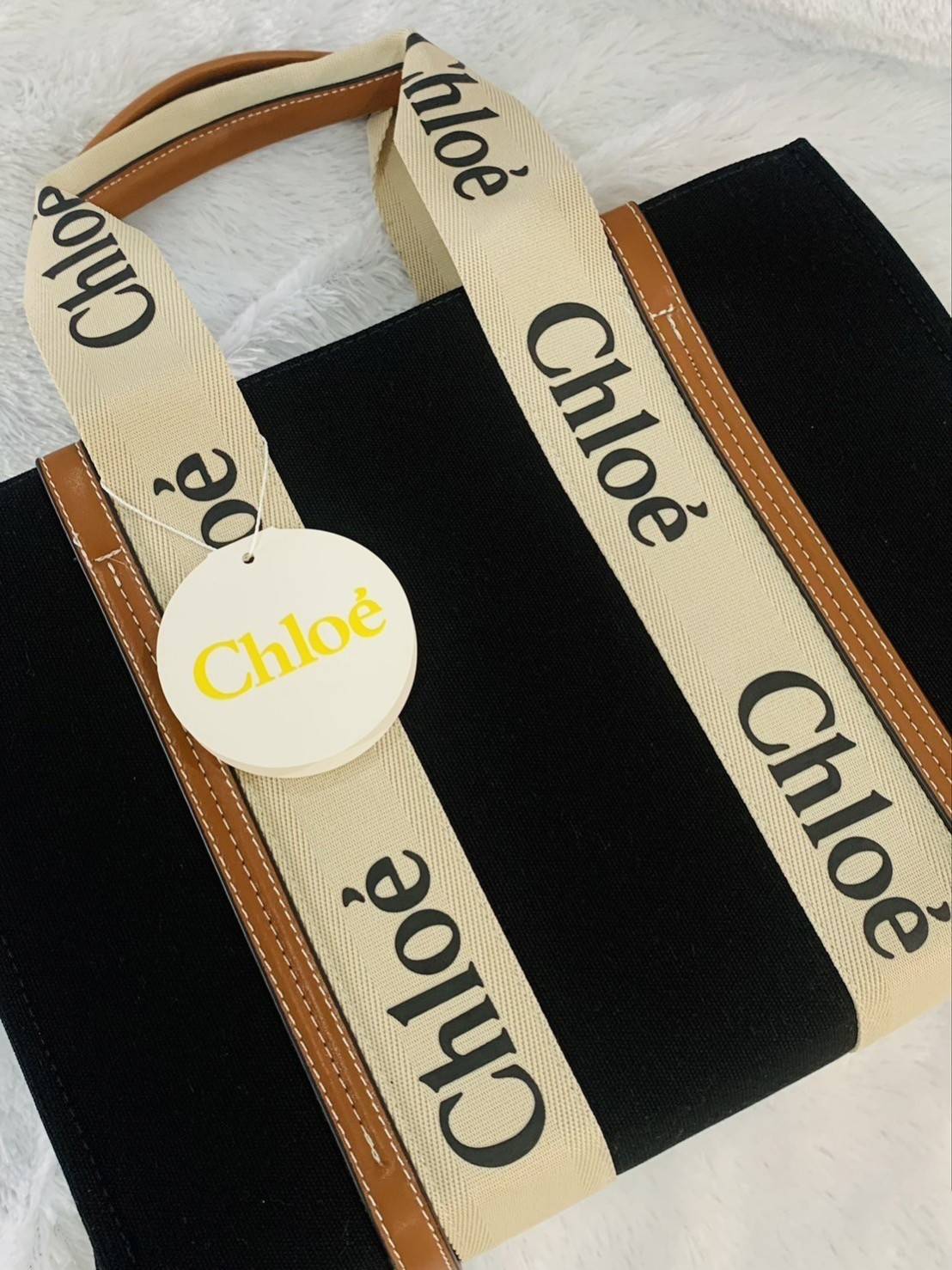 CHLOE Woody Medium canvas tote กระเป๋าทรงTote ผ้าCanvas งานฮอตรุ่นฮิตสไตล์หรู รุ่น Woody Medium ของ Chloé เข้ากับไลฟสไตล์ชีวิตประจำวัน ผ้าเนื้อหนา ใช้งานทนทาน