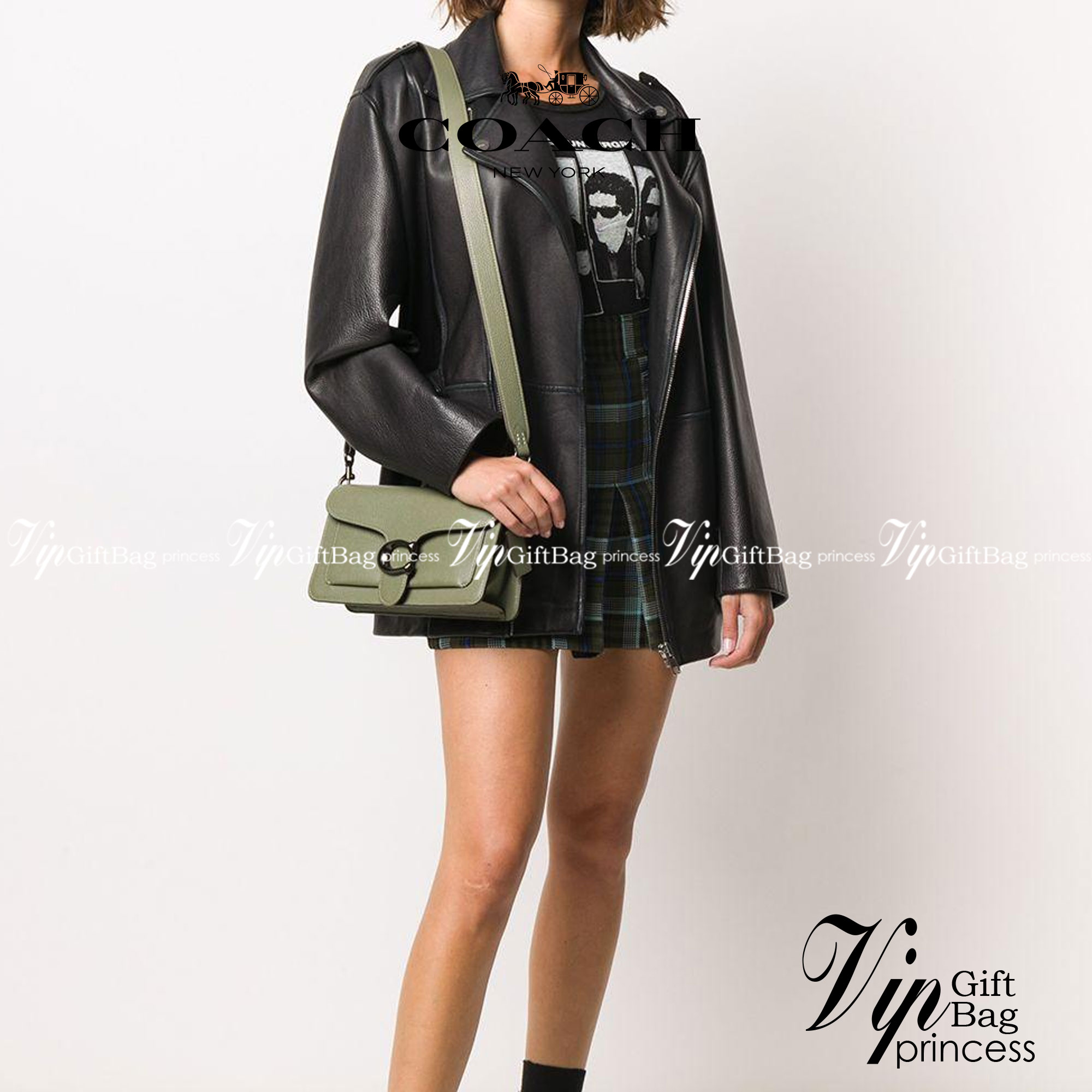 COACH TABBY SHOULDER BAG 26 ((73995)) พัฒนามากจากกระเป๋า Coach รุ่นดังยุค 1970 ทำจากผ้า Canvas เคลือบลายซิกเนเจอร์ หนังลายกรวดและหนังกลับ ด้วยวัสดุคลาสสิค มากับสายที่ถอดได้ถึง 2 สาย ไม่ว่าจะเป็นสายหิ้วหรือสายสะพาย หนังลายกรวดและหนังลูกวัวแบบเนื้อละเอียด แ