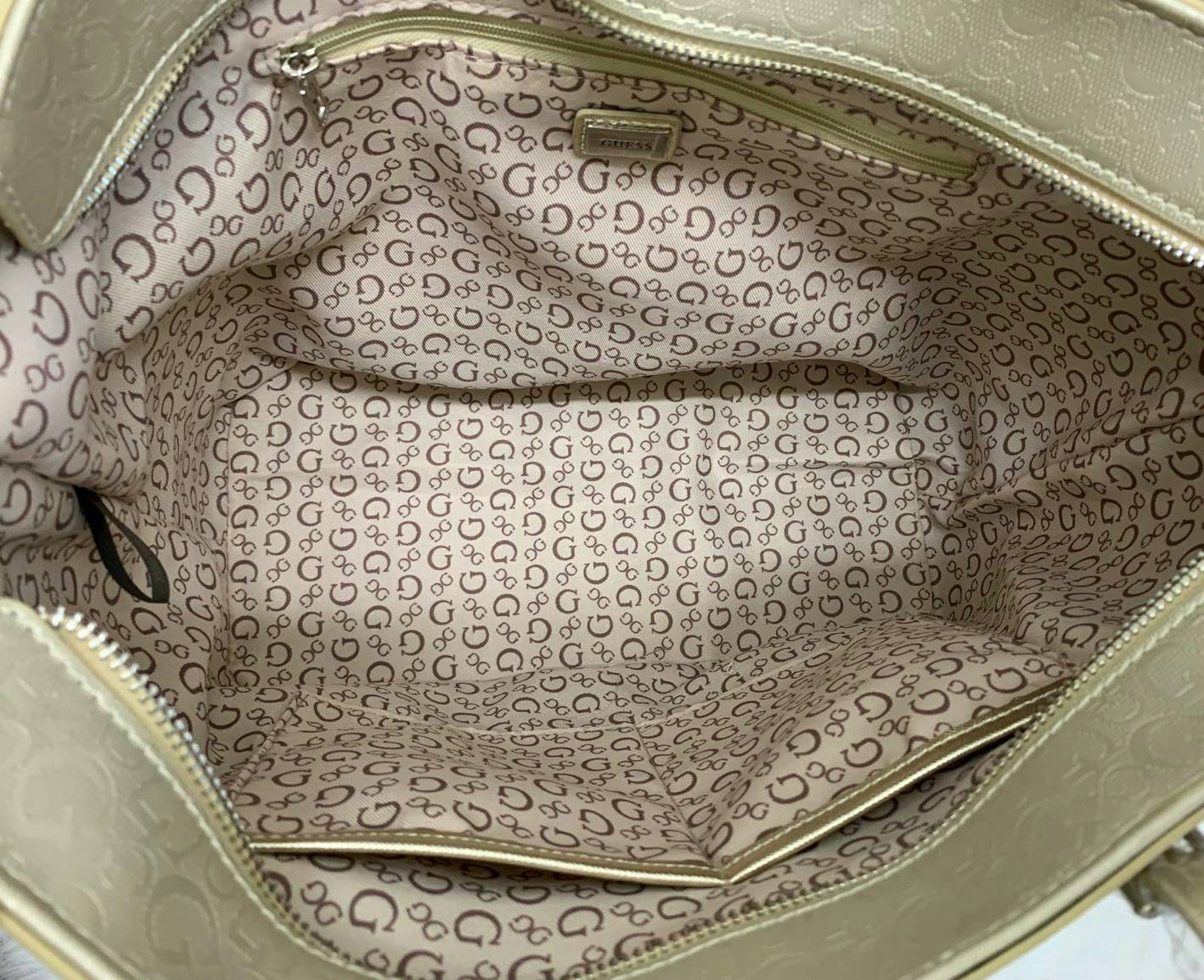 GUESS WOMEN LARGE TOTE BAG กระเป๋าถือ//สะพายไหล่ ทรง Tote ตัวกระเป๋าลายแบรนด์ทั้งใบ ผสมหนังซาฟเฟียโน่ตรงขอบล่างกระเป๋าค่ะ ด้านหน้าห้อยอะไหล่แบรนด์มาให้ เปิดปิดกระเป๋าแบบซิป ภายในโล่ง กว้าง ใส่ของได้จุค่ะ มีช่องซิปและช่องเล็กใส่ของจุกจิกนะค่ะ หูหิ้วสามารถป