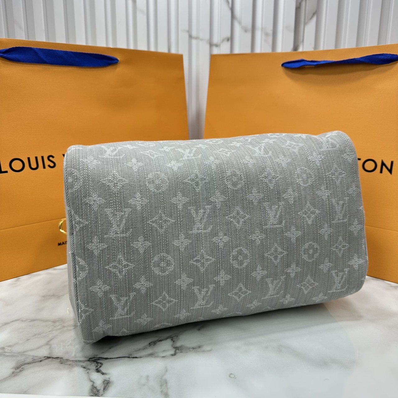 ORI หนังแท้ | LV Speedy Soft 30 Monogram Denim Washed Gray กระเป๋าสะพายสปีดี้ทรงหมอน ทรงยอดนิยม งานเดนิมตัดเย็บจากผ้าฝ้ายโดยใช้เทคนิคการฟอกสีแบบพิเศษ ตกแต่งด้วยหนังและฮาร์ดแวร์สีทองอ่อน