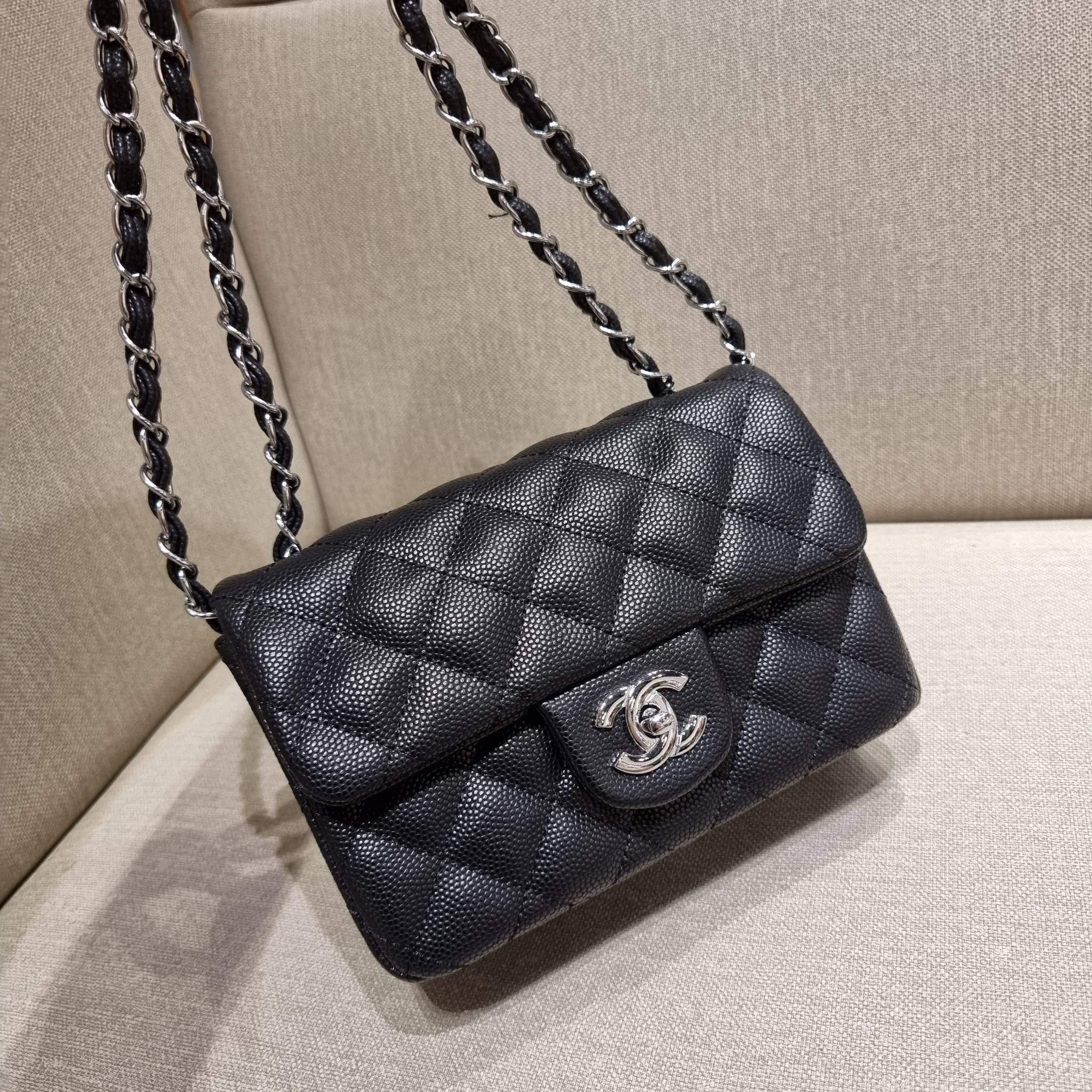 VIP 】3สี คัมแบคทูสต็อค!! จัดมาแน่นๆ พร้อมสีรับความเฮง!! พรีเมี่ยมจากแบรนด์ Chanel vip สุดพิเศษจากเคาน์เตอร์ กระเป๋าสะพาย หนังสังเคราะห์ลายคาร์เวีย หรูหราทั้งอะไหล่เงินและอะไหล่ทอง สะพายแล้วขับผิวมากๆใบนี้ เปิด-ปิดกระเป๋าด้วยตัวบิดล็อค ภายในกระเป๋าบุหนังสี