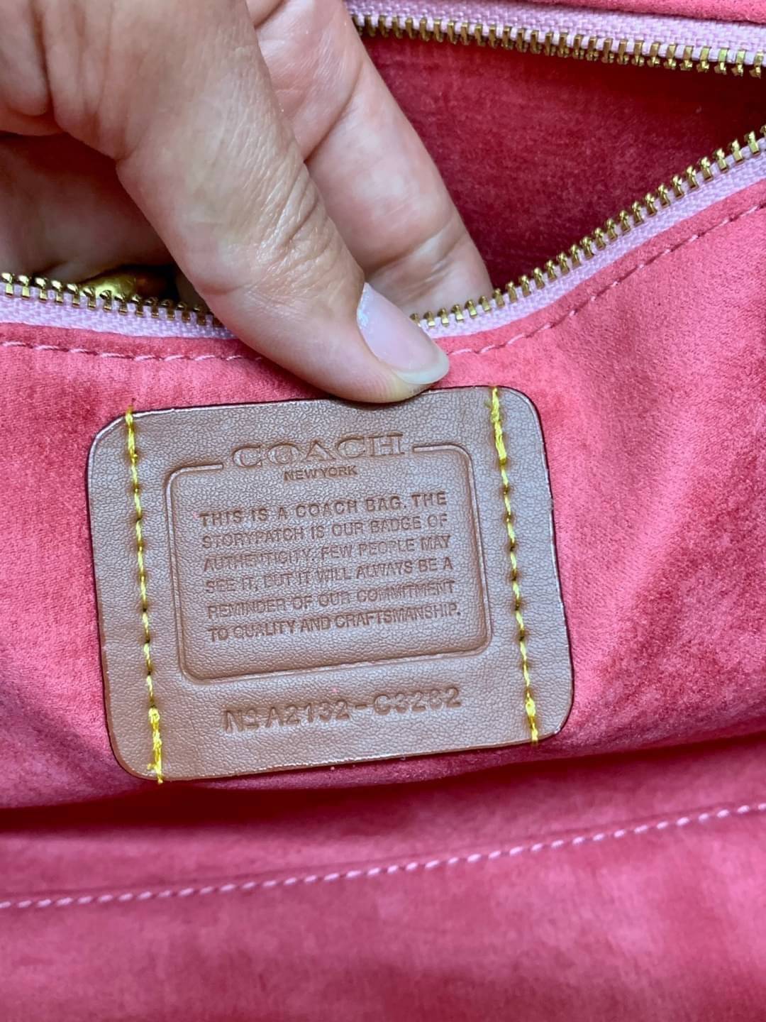 สวยๆ เคลียสต๊อค มีไม่มากจร้าา! COACH TOTE FIELD JACQUARD BAG ((C3282)) กระเป๋าหิ้ว//สะพายข้าง JacquardลายC+หนังแท้ สวยงามลงตัวมากๆค่ะ ปากกระเป๋าเปิดปิดแบบกระดุมแม่เหล็ก ภายในกว้าง สาวๆทีาสัมภาระเยอะบอกเลยเหมาะมากค่ะ