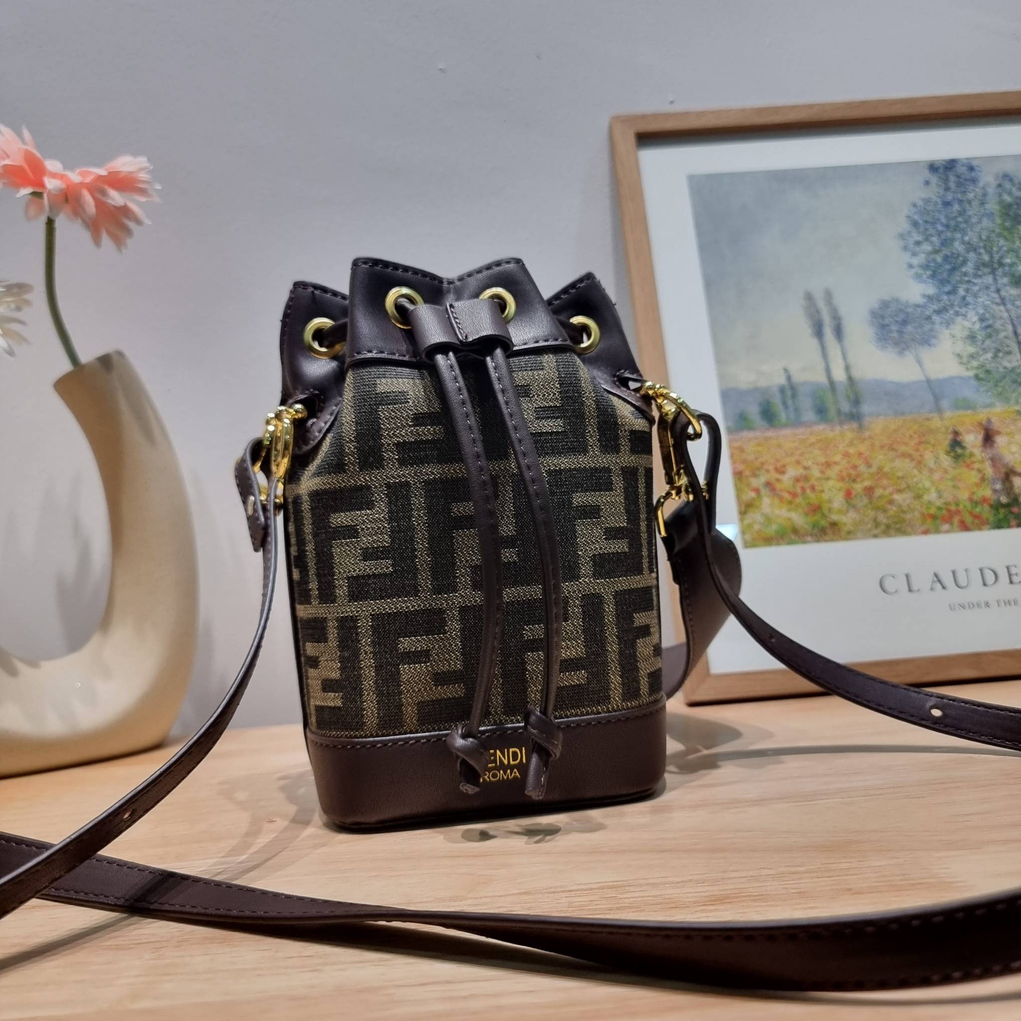 FENDI MINI BUCKET BAG / Fendi Mon Tresor Mini Brown Bag กระเป๋าสะพายทรงขนมจีบยอดฮิต ไซส์มินิ ที่น่ารักน่าใช้มาก ดีไซน์สวยอยู่ทรง วัสดุผ้าแคนวาสสลับหนังแท้ ดีเทลห่วงคล้องอะไหล่สวยหรู มาพร้อมสายสั้นคบ้องแขน และสายครอสบอดี้สำหรับสะพายข้าง สลับใช้ได้ไม่จำเจ ภ