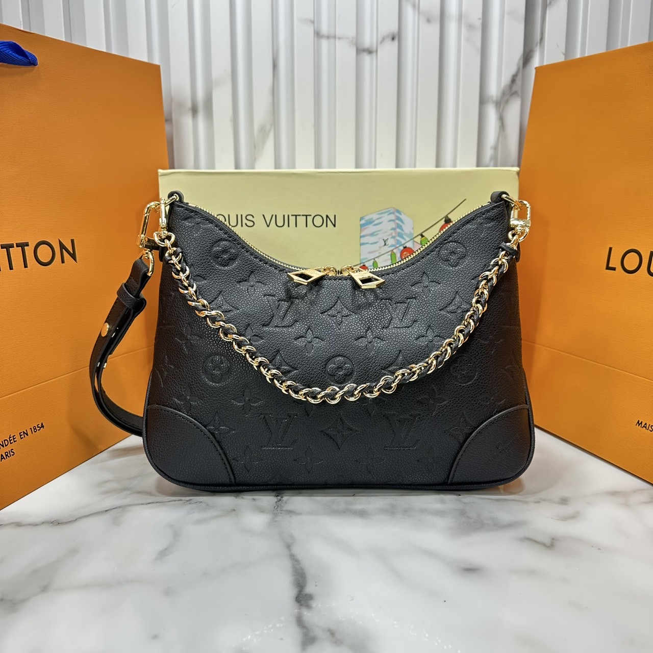 ORI หนังแท้ | LV Boulogne PM bag Monogram Empreinte leather กระเป๋าสะพายสุดไอคอนิกใช้งานได้หลายสไตล์ ประจำฤดูกาลในหนัง Monogram Empreinte มอบทางเลือกในการพกพาที่หลากหลายเช่นเดียวกับรุ่นแคนวาสดั้งเดิม