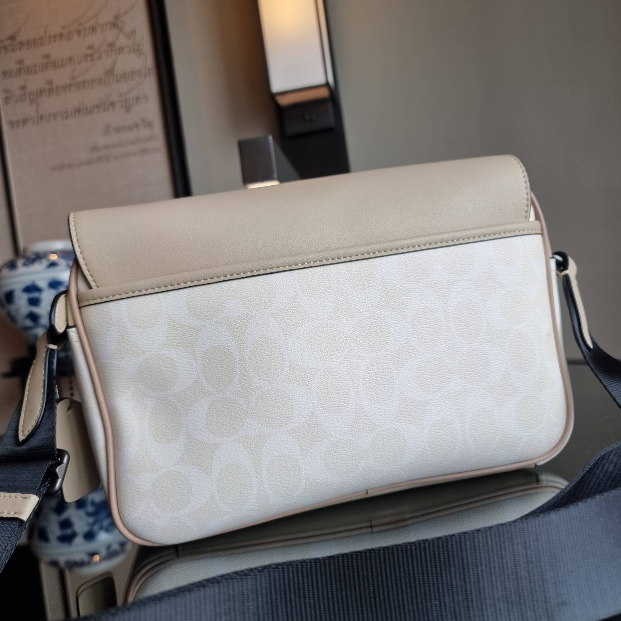 COACH TRACK CROSSBODY IN COLORBLOCK WITH COACH PATCH C6657 C8128 หล่อบอกต่ออีกหนึ่ง กระเป๋าสะพายทรงแมสเซ็นเจอร์ รุ่นเอาใจหนุ่มๆ ที่สาวๆก็อยากใช้!! ด้วยดีไซน์สีคัลเลอร์บล็อคที่โดดเด่น ทำให้ดูน่าใช้งาน วัสดุหนังแท้ สวยคมซ่อนหรู ฝากระเป๋ามีตัวล็อคแน่นหนา เปิ