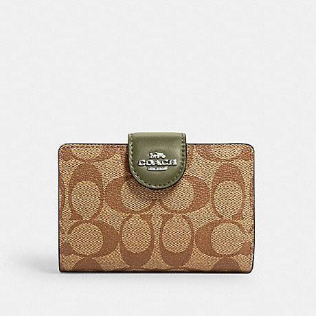 COACH C0082 MEDIUM CORNER ZIP WALLET IN SIGNATURE CANVAS ดีไซน์ใหม่ล่าสุด!! กระเป๋าสตางค์ใบกลาง 👛 ขนาดกำลังเหมาะมือ วัสดุหนังแคนวาสเคลือบลาย ดูแลรักษาง่าย มีช่องใส่บัตรและธนบัตรครบ และช่องซิปแยกไว้ใส่เหรียญ ครบเซ็ทแบบนี้เหมาะส่งต่อเป็นของขวัญที่สุ