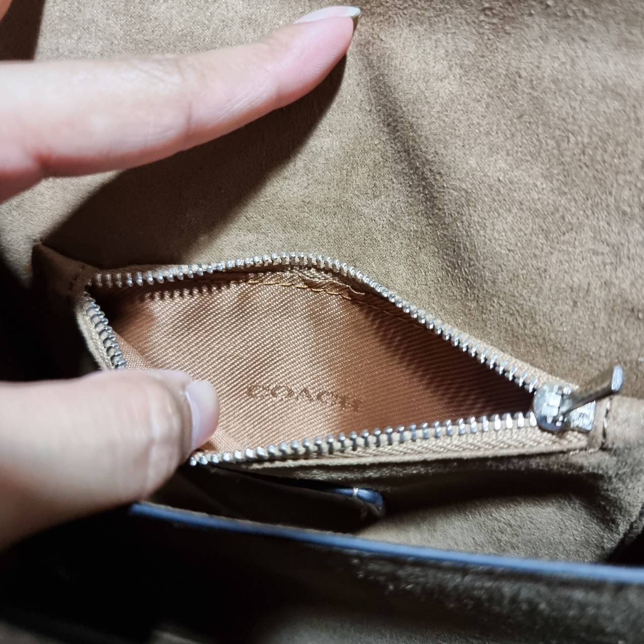 OUTLET 】COACH TABBY TOP HANDLE 20 LEATHER BAG หรูหรามากๆค่ะ สินค้าแนะนำ!! กระเป๋าถือ//สะพายข้างได้ วัสดุหนังแท้อย่างดี หนึ่งใบทำหนัง2แบบได้อย่างลงตัว สวยงาม มีอะไหล่ตัวC ใหญ่ด้านหน้าโดดเด่นหรูมากๆค่ะ 🔺เปิดปิดแบบกดล็อค ภายในมี2ช่องสำหรับใส่ของ สามา