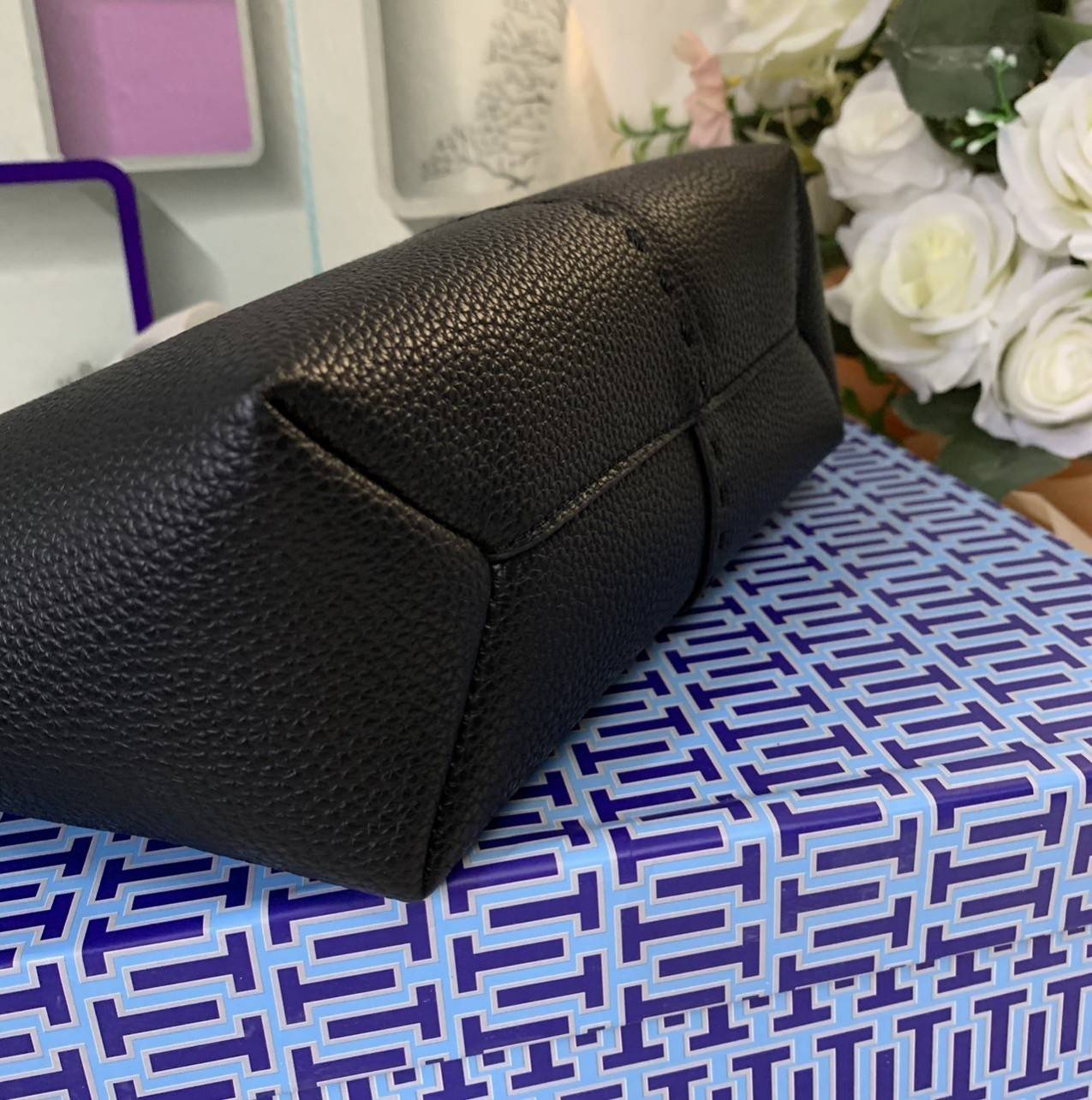 Tory Burch McGraw Mini Top Zip Satchel กระเป๋าสะพายทรงสวย ขนาดกำลังดี หูจับถนัดมือ วัสดุหนังแกะสังเคราะห์หนังสวยเงาขึ้นรูป ประดับโลโก้แบรนด์ด้วยหนังที่ด้านหน้า จะสะพายข้างหรือcrossbody ได้หมด แมทกับชุดได้ง่าย น้ำหนักเบาค่ะ มาพร้อมสายสะพายยาวปรับระดับได้ ถ