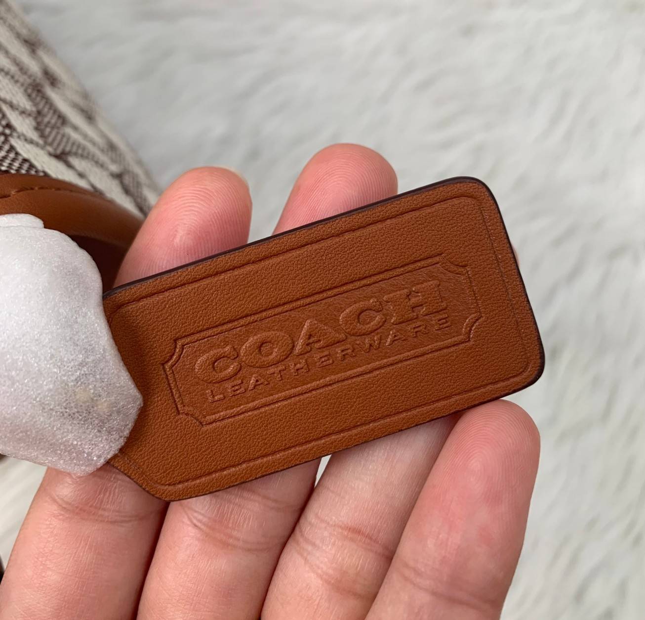 รุ่นใหม่ล่าสุด ต้อนรับหน้าหนาวนี้กันค่าา🎀 COACH SWINGER BAG IN SIGNATURE TEXTILE JACQUARD WITH BOUQUET MOTIF EMBROIDERY ((C6289)) พร้อมส่งที่ไทย จำนวนจำกัด สวยมากๆค่ะ! กระเป๋าหิ้วได้//สะพายข้างได้ วัสดุJacquardทอลายแบรนด์+หนังแท้ ได้ลงตัวสวย ดูคลา