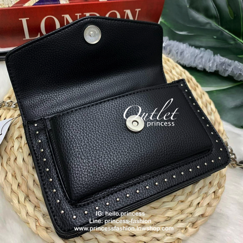 GUESS MILA STUDDED CROSSBODY BAG กระเป๋าสะพายข้างหรือแบบครอสบอดี้ร์ วัสดุลายหนังสวย หนังนิ่ม น้ำหนักเบาค่ะ ด้านหน้ามีอะไหล่โลโก้แบรนด์ พร้อมประดับหมุดดอกเล็กเพิ่มความเก๋เข้ามาให้ค่ะ เปิดปิดกระเป๋าแบบกระดุมแม่เหล็กภายในมีช่องหลักสำหรับใส่ของ สามารถใส่มือถื