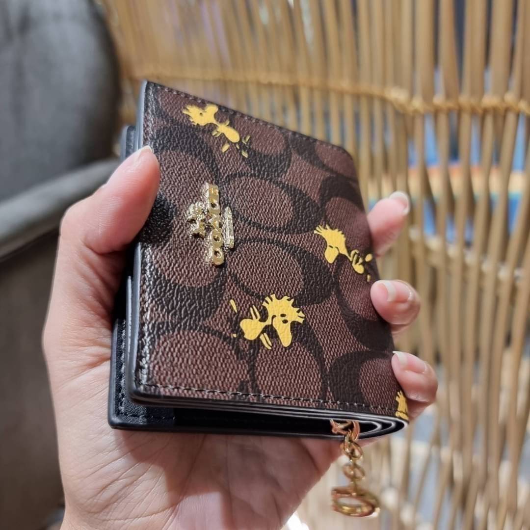 C4591 C4592 COACH COACH x PEANUTS SNAP WALLET IN SIGNATURE CANVAS WITH SNOOPY PRINT / WITH WOODSTOCK PRINT กระเป๋าสตางค์ใบเล็ก ขนาดกำลังเหมาะ ดีไซน์น่ารักอีกแล้วจ้า ♥️ มันน่ารักน่าใช้มาก โดดเด่นด้วยลายคอลเลคชั่นยอดฮิต วัสดุหนังแคนวาสเคลือบลาย เปิด-