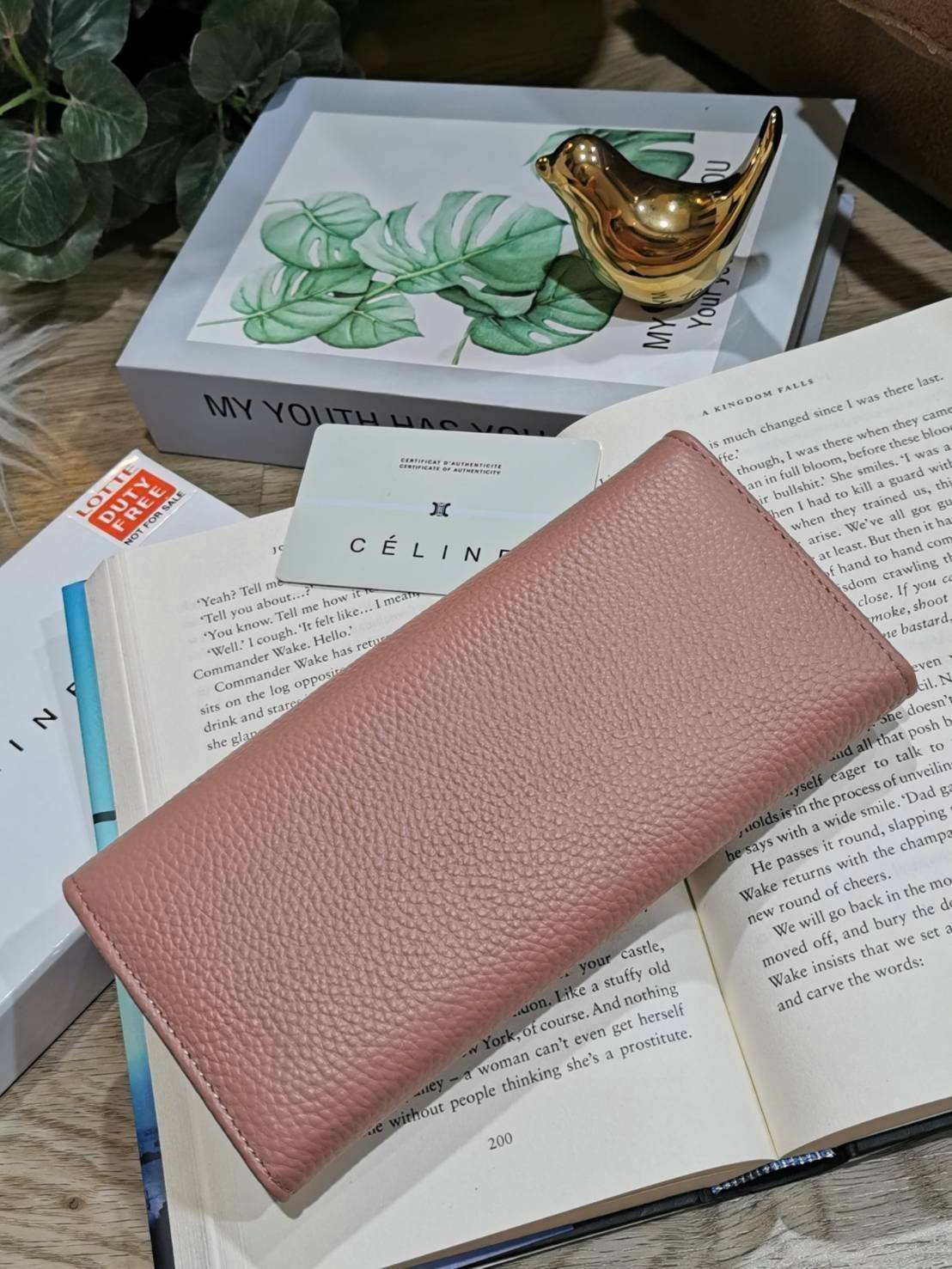 CELINE LONG WALLET BAG VIP วัสดุหนังแท้เทคเจอร์สวยอยู่ทรงมีโลโก้ด้านหน้า ภายในมีช่องใส่บัตรหลายช่อง มีช่องซิปใส่เหรียญ หัวซิปแบรนด์อะไหล่ทอง มีช่องใส่ธนบัตรหลายช่องเเยกเป็นสัดส่วน ใส่แบงก์พันได้ ใส่มือถือ iphone ได้ ภาพถ่ายจากสินค้าจริง! มาใน Original Pac