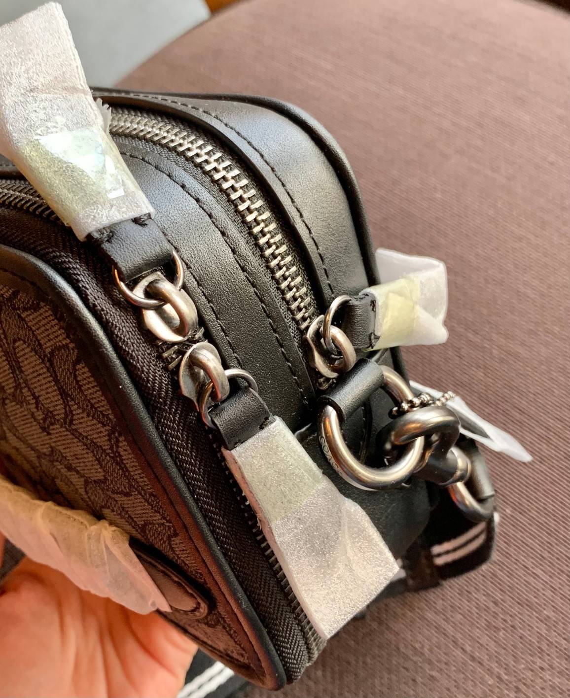 รุ่นสุดคูลล ใช้คู่ได้ทั้งชาย//หญิงเลยค่าา😘 COACH CHARTER CROSS BODY IN SIANATURE JACQUARD((C3780)) 💋พร้อมส่ง สินค้าออกใหม่ ไม่มียังไงไหว!! ✔️กระเป๋าสะพายครอสบอดี้ร์ หรือสามารถสอดมือตรงหนังด้านหน้าถือแบบเก๋ๆได้ด้วยค่าา วัสดุJacquardท