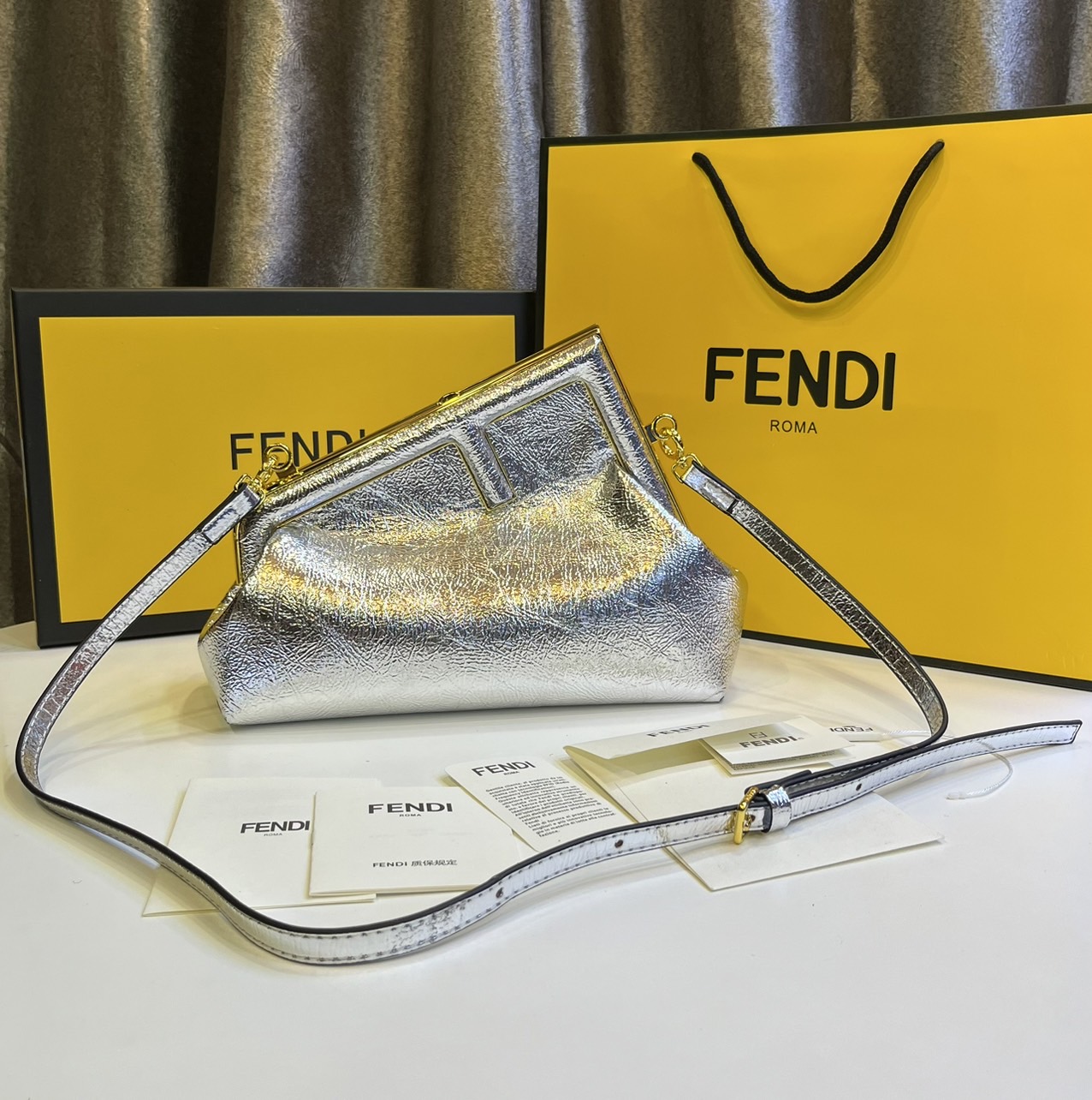 พร้อมส่ง 6 สี FENDI First Midi bag กระเป๋าทรงคลัชมาพร้อมสายสะพาย รูปลักษณ์สวยงามทันสมัย 🧡 เกรดออริจินอล 1:1 สลับแท้ ใช้งานต่างประเทศได้