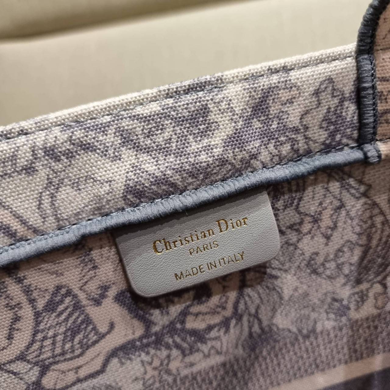 VIP 】HOT ARRIVAL!! DIOR CD SHOPPING BAG WITH GWP กระเป๋าทรงช้อปปิ้งใบใหญ่ จุใจ!! พรีเมี่ยมกิ๊ฟรุ่นดับเบิ้ลฮอต ดีไซน์คลาสสิควินเทจ สวยหรู วัสดุผ้าแคนวาสลายกราฟฟิค ภายในโล่งกว้างมากๆ ใส่ของจุสุดๆ โน้ตบุ้ค ไอแพด กระเป๋าสตางค์ มือถือ หรือเสื้อผ้ายังได้ สะพายค