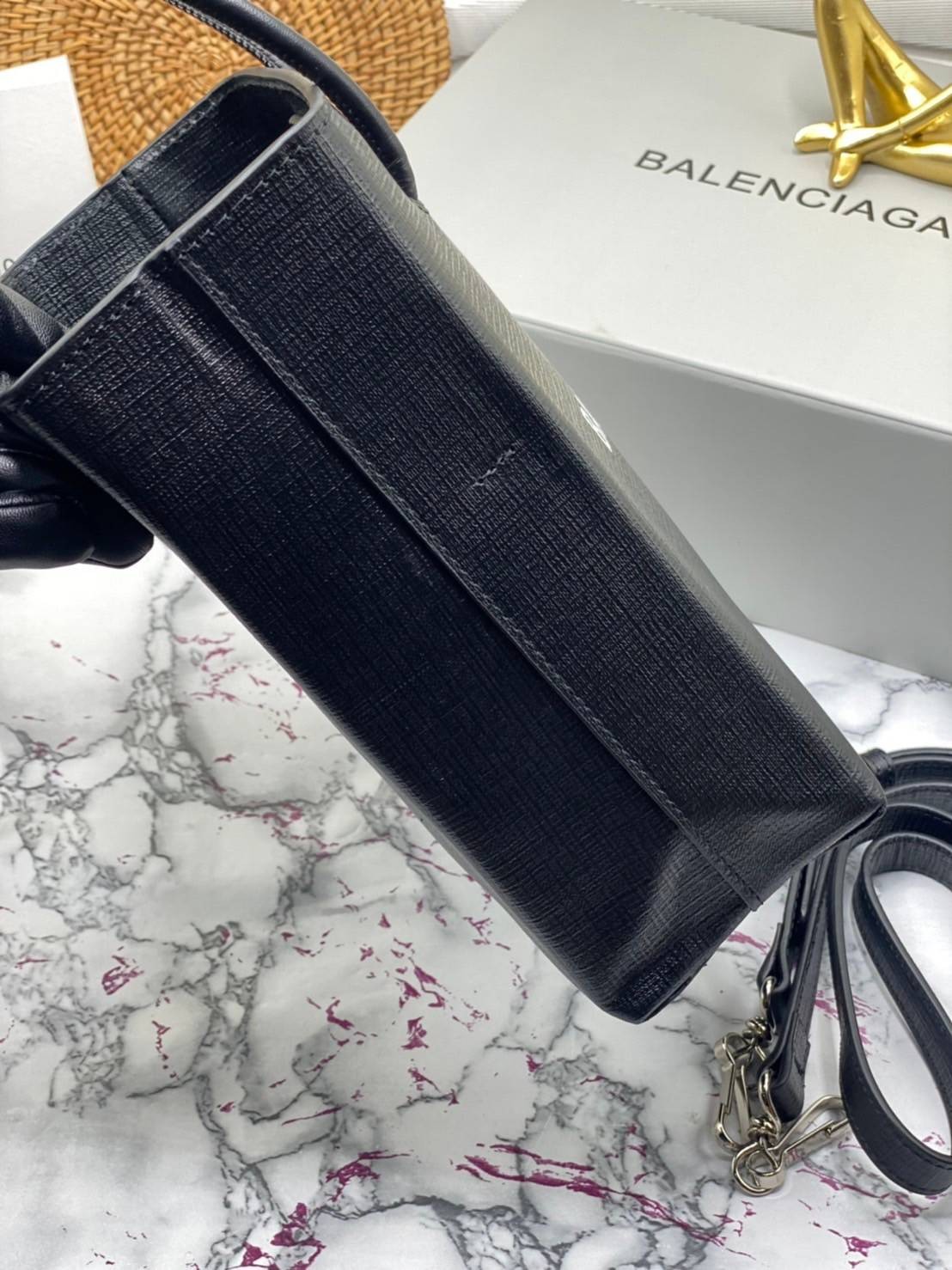 หนังแท้ BALENCIAGA XXS TOTE / Balenciaga shopping tote xxs พกกระเป๋าช้อปปิ้ง ไปทุกที่ในฤดูกาลนี้ ดีไซน์ที่ใช้ได้ทุกวันตั้งแต่หนังแบบมีเท็กซ์เจอร์ ภาพสินค้าถ่ายจากงานขายจริง ใช้งานต่างประเทศได้