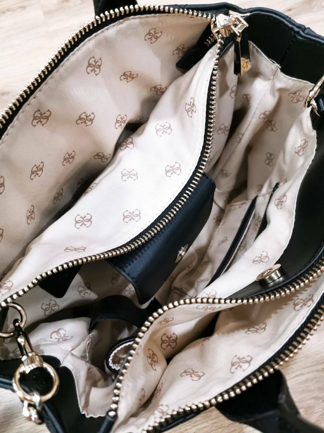 Guess Elliana Quilted-Look Handbag กระเป๋าสะพายรุ่นใหม่ล่าสุดจาก Guess factory วัสดุหนังนิ่มเรียบเดินเส้นลายตารางสวยดูดี ขนาดกำลังดี น้ำหนักเบา ด้านหน้าประดับโลโก้แบรนด์สวยโดดเด่น มีช่องใส่ของหลายช่อง เปิดปิดด้วยกระดุมแม่เหล็กและช่องซิป ภายในโล่งกว้างมีช่