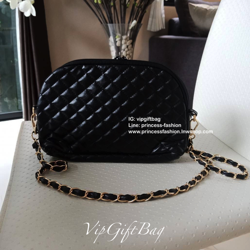 Chanel Clutch Bag With Chain VIP Gift ของแท้จาก Chanel Perfume Counter รุ่น Limited วัสดุหนังเรียบลายตารางเปิดปิดด้วยซิปแบรนด์อะไหล่ทอง ขนาดกำลังดี น้ำหนักเบา ภายในมีโลโก้และช่องซิป มาพร้อมสายสะพายโซ่ร้อยหนังถอดออกได้ ใส่กระเป๋าสตางค์ยาว + มือถือได้ทุกรุ่