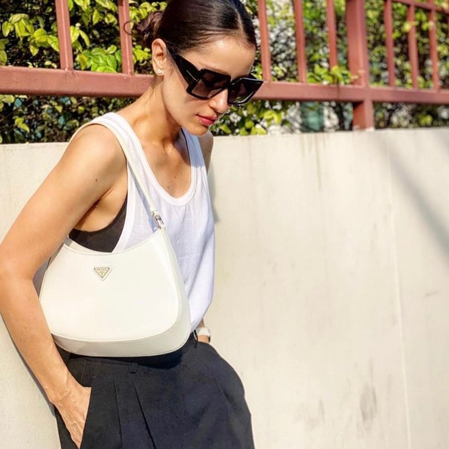 Prada Cleo brushed leather shoulder bag กระเป๋าทรงสวยยอดฮิต กับแบรนด์ PRADA งานพรีเมียมกิ้ฟท์จากแบรนด์ ทรงสะพายไหล่สวยหรูอยู่ทรง PRADA CLEO หนังเรียบดำเงาหรูสุดคลาสสิต เปิดปิดด้วยกระดุมอะไหล่เงินทั้งใบ ด้านในใส่กระเป๋าสตางค์ยาว มือถือ ของจุกจิกได้เยอะ มีป