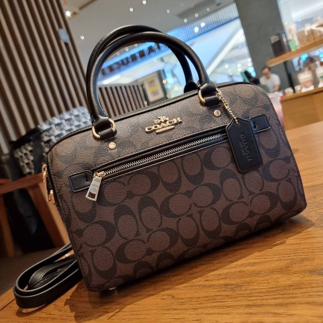 COACH F83607 ROWAN SATCHEL IN SIGNATURE CANVAS กระเป๋าทรงหมอนยอดฮิต คลาสสิคใช้งานได้ไม่มีเบื่อ มาครบสีขายดี ด้วยรูปทรงสวยงาม และใช้งานได้อย่างกระฉับกระเฉง วัสดุหนังแคนวาสเคลือบลาย ทนทาน ภายในโล่งกว้าง มีช่องซิปและแบ่งสัดส่วนได้ลงตัว บอกเลยว่าสาวๆพลาดไม่ได