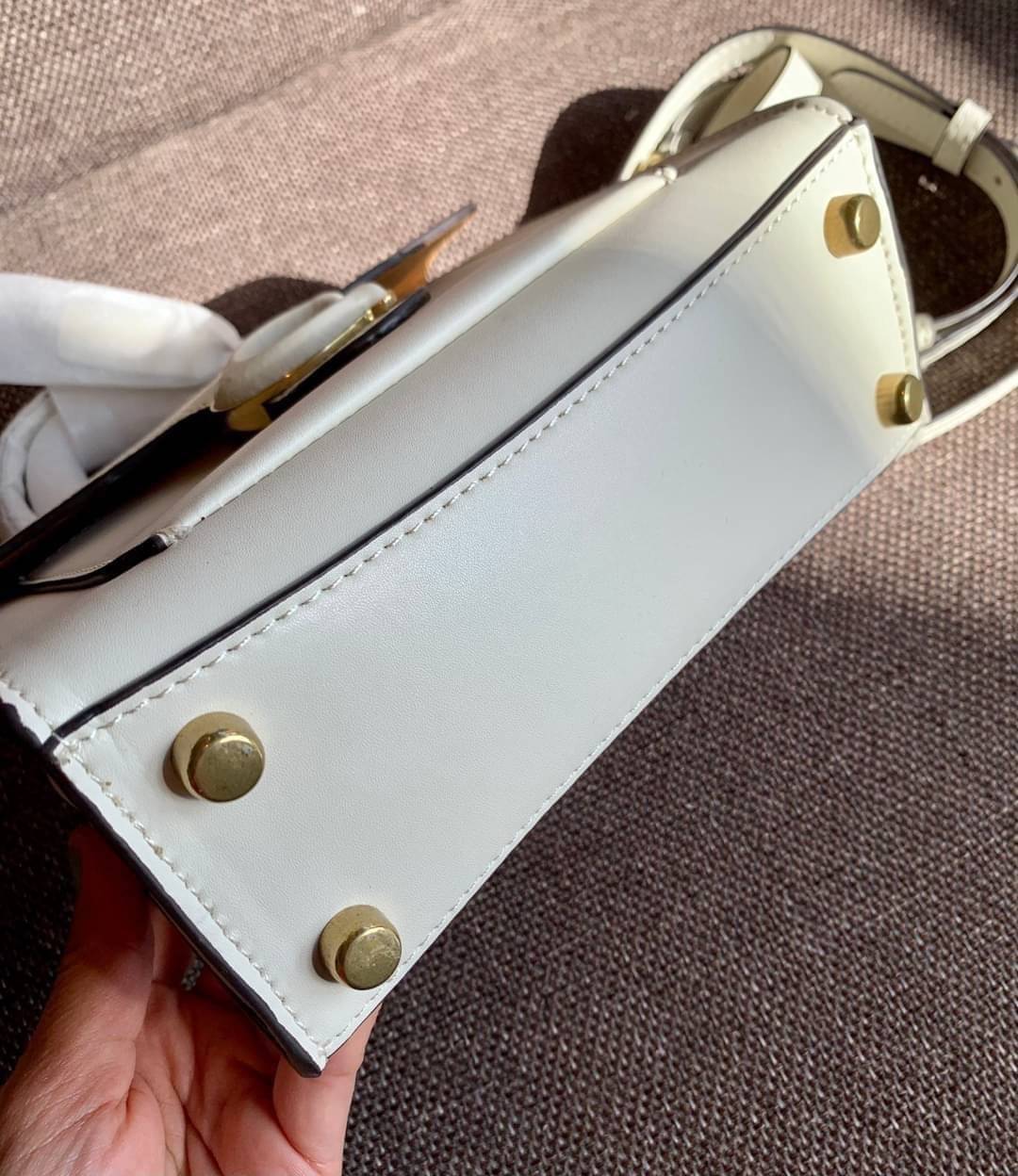 COACH TABBY TOP HANDLE 20 พร้อมส่งที่ไทยค่ะ! กระเป๋าหิ้ว//สะพายข้างได้ หนังแท้อย่างดี กหนึ่งใบทำหนังสองลายได้อย่างสวยงาม พร้อมโลโก้รุ่นใหม่ล่าสุดดูดีมากๆค่ะ เปิดปิดกระเป๋าแบบกดล็อค ภายในมีช่องหลักสองช่อง ใส่มือถือได้ทุกรุ่น;กระเป๋าเงินใบกลางได้;ของจำเป็นจ