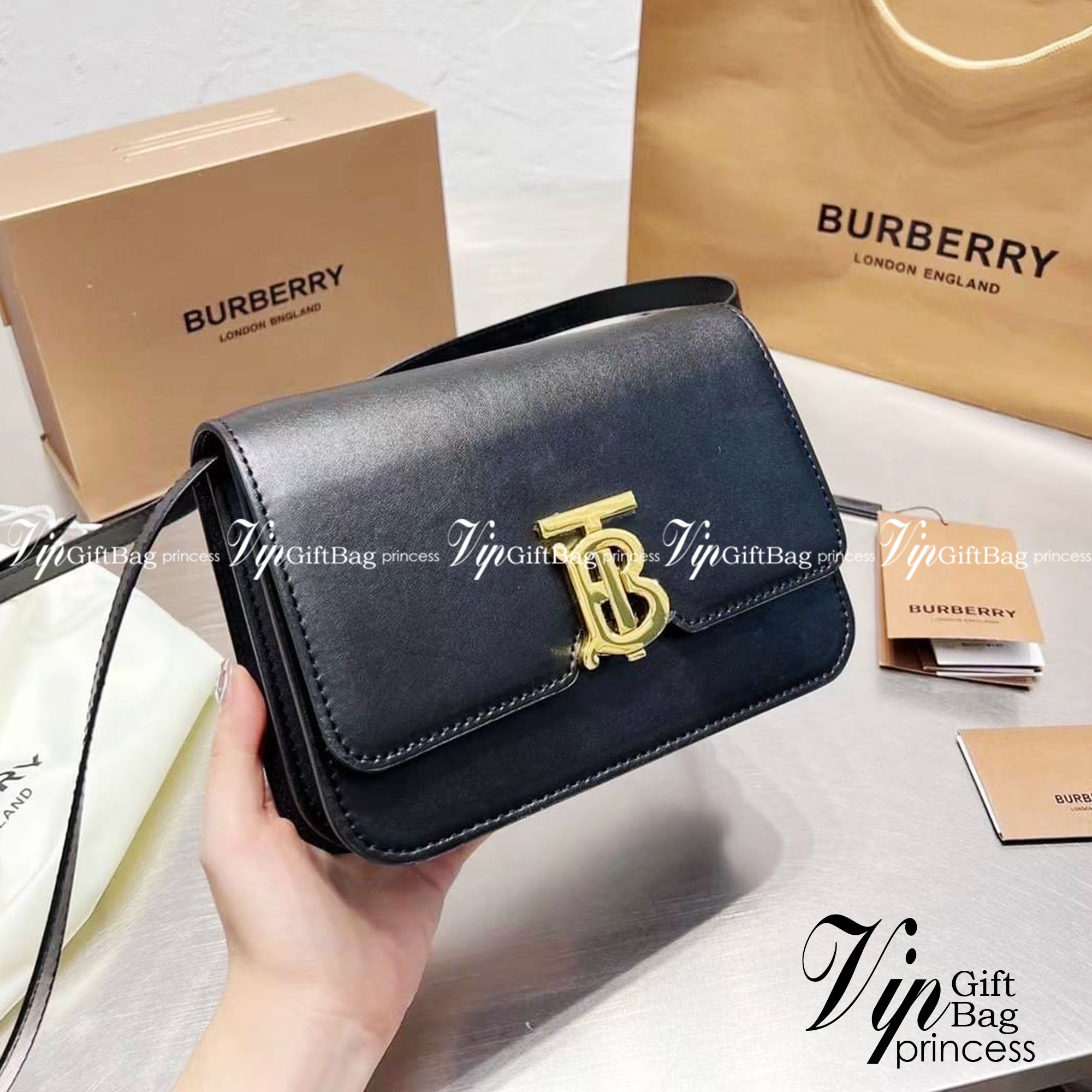 BURBERRY Leather Medium TB Bag / BURBERRY FRAGRANCES CROSSBODY BAG กระเป๋าสะพายหนังเรียบสวยอยู่ทรงดีไซน์ยอดนิยมประดับโลโก้แบรนด์ทองด้านหน้า เปิดปิดด้วยฝาปิดสัญลักษณ์ตัวB ภายในมีช่องแบ่งเป็นสัดส่วนมีช่องซิปหัวซิปแบรนด์