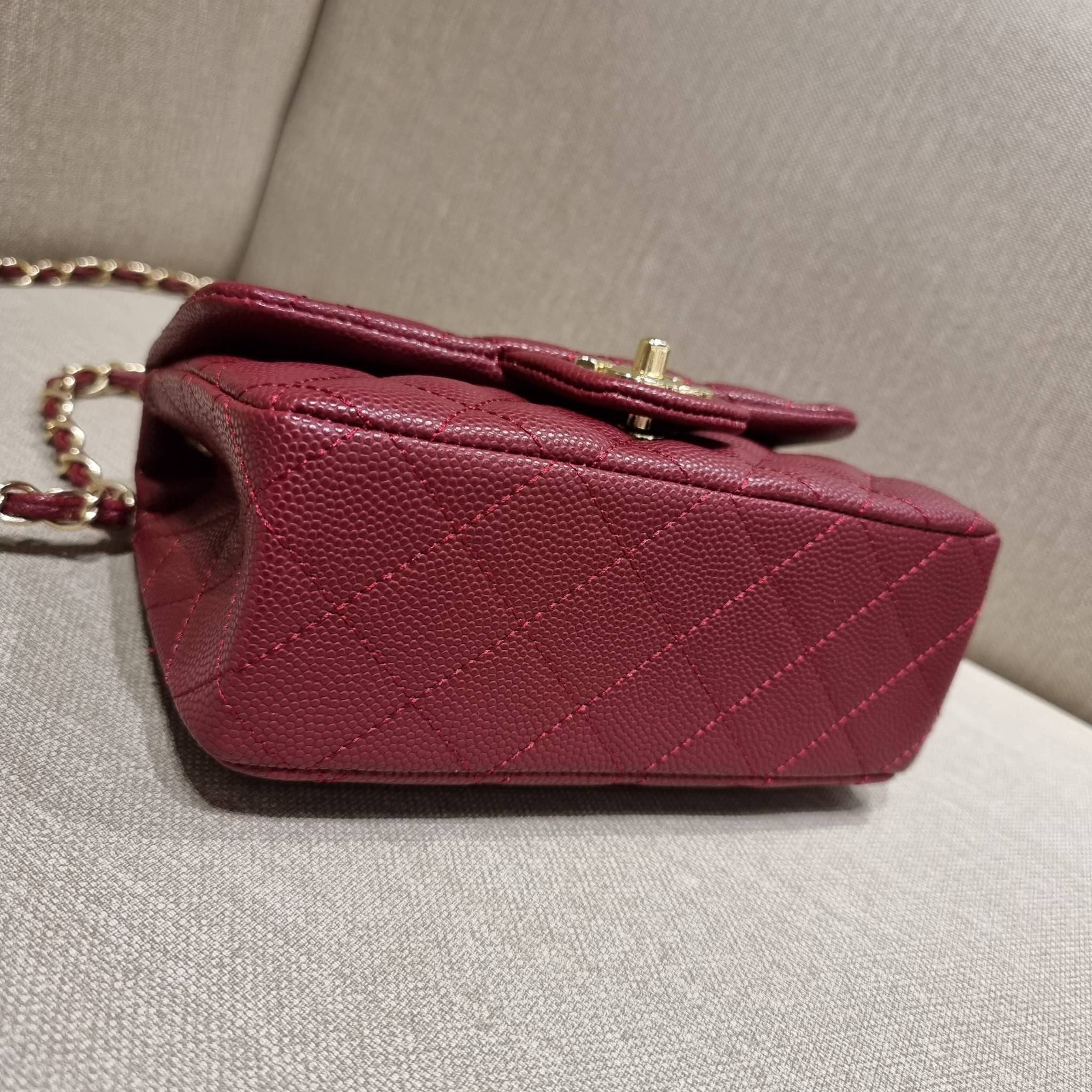 VIP 】3สี คัมแบคทูสต็อค!! จัดมาแน่นๆ พร้อมสีรับความเฮง!! พรีเมี่ยมจากแบรนด์ Chanel vip สุดพิเศษจากเคาน์เตอร์ กระเป๋าสะพาย หนังสังเคราะห์ลายคาร์เวีย หรูหราทั้งอะไหล่เงินและอะไหล่ทอง สะพายแล้วขับผิวมากๆใบนี้ เปิด-ปิดกระเป๋าด้วยตัวบิดล็อค ภายในกระเป๋าบุหนังสี