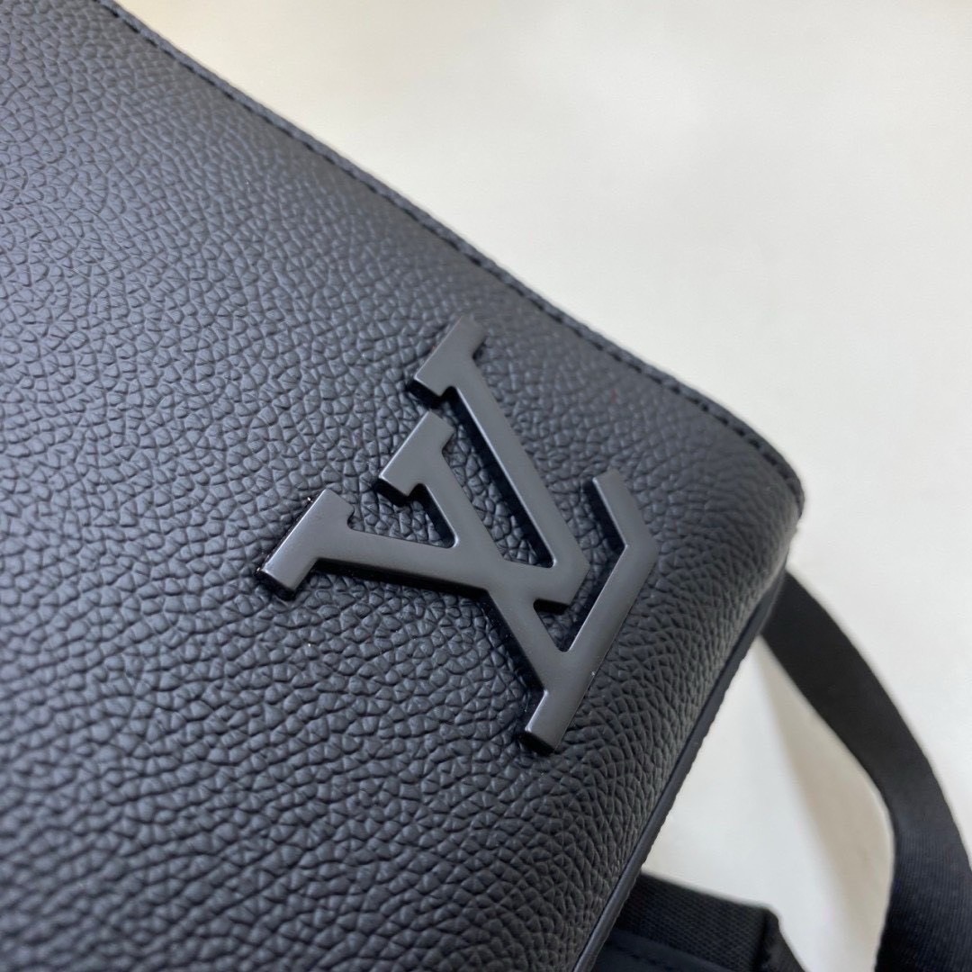 ORI หนังแท้ | LV Fastline Backpack กระเป๋าสะพายหลังรุ่น Fastline โดดเด่นด้วยดีไซน์มุมตัดและรูปทรงเรียบหรูอันเป็นเอกลักษณ์ของคอลเล็คชั่น LV Aerogram สีดำเต็มใบสวยหรูคลาสสิค ประดับเนมแท็ก